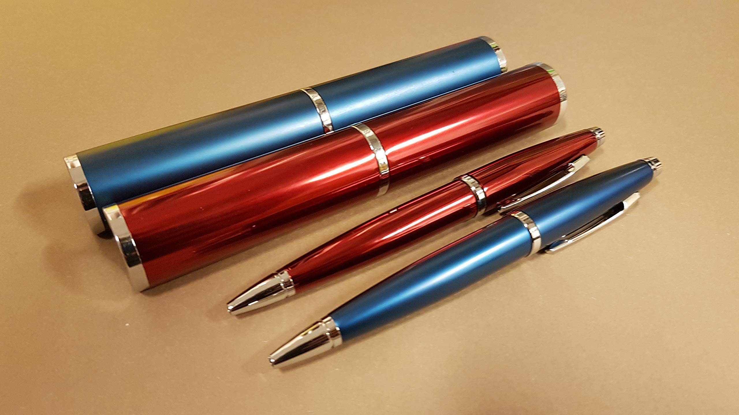 Penna a sfera con custodia cilindrica inclusa, PERSONALIZZABILI con INCISIONE. Disponibile in vari COLORI. Ideale per REGALI aziendali, di laurea, compleanno, natale, occasioni varie. (Blu)
