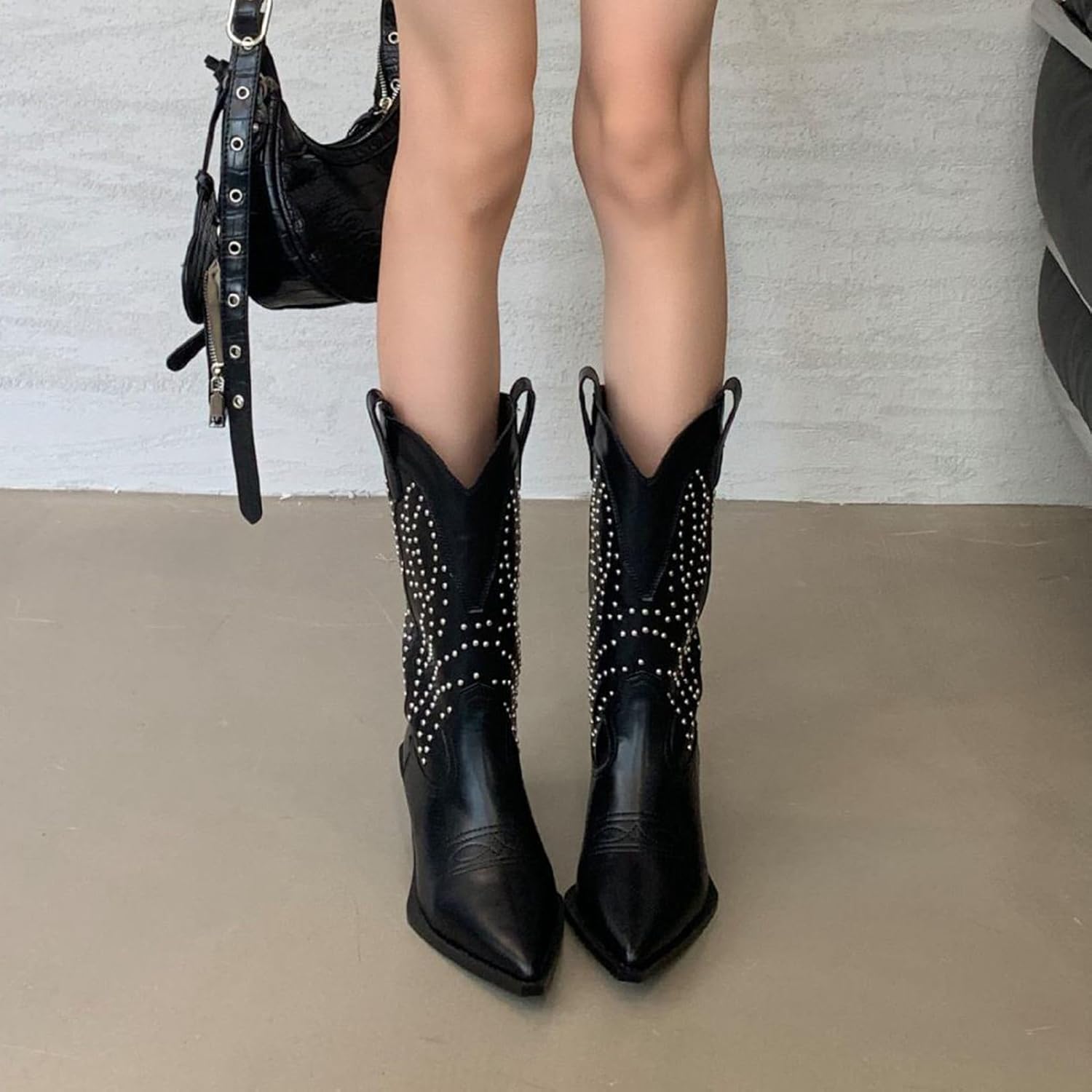 WOOYOO] ロングブーツ 膝丈 レディース デニム 袴ブーツ ジョッキーブーツ 足細 細身 ポインテッドトゥ 太めヒール 履き Amazon |  [ WOOYOO] ロングブーツ 膝丈 ミドル丈 レディース 袴ブーツ ポインテッドトゥ スタッズ 7cm太めヒール ジョッキーブーツ 合成皮革  細見え ... [WOOYOO] ロングブーツ 膝丈 ミドル丈 レディース 袴ブーツ ポインテッドトゥ スタッズ 7cm太めヒール ジョッキーブーツ