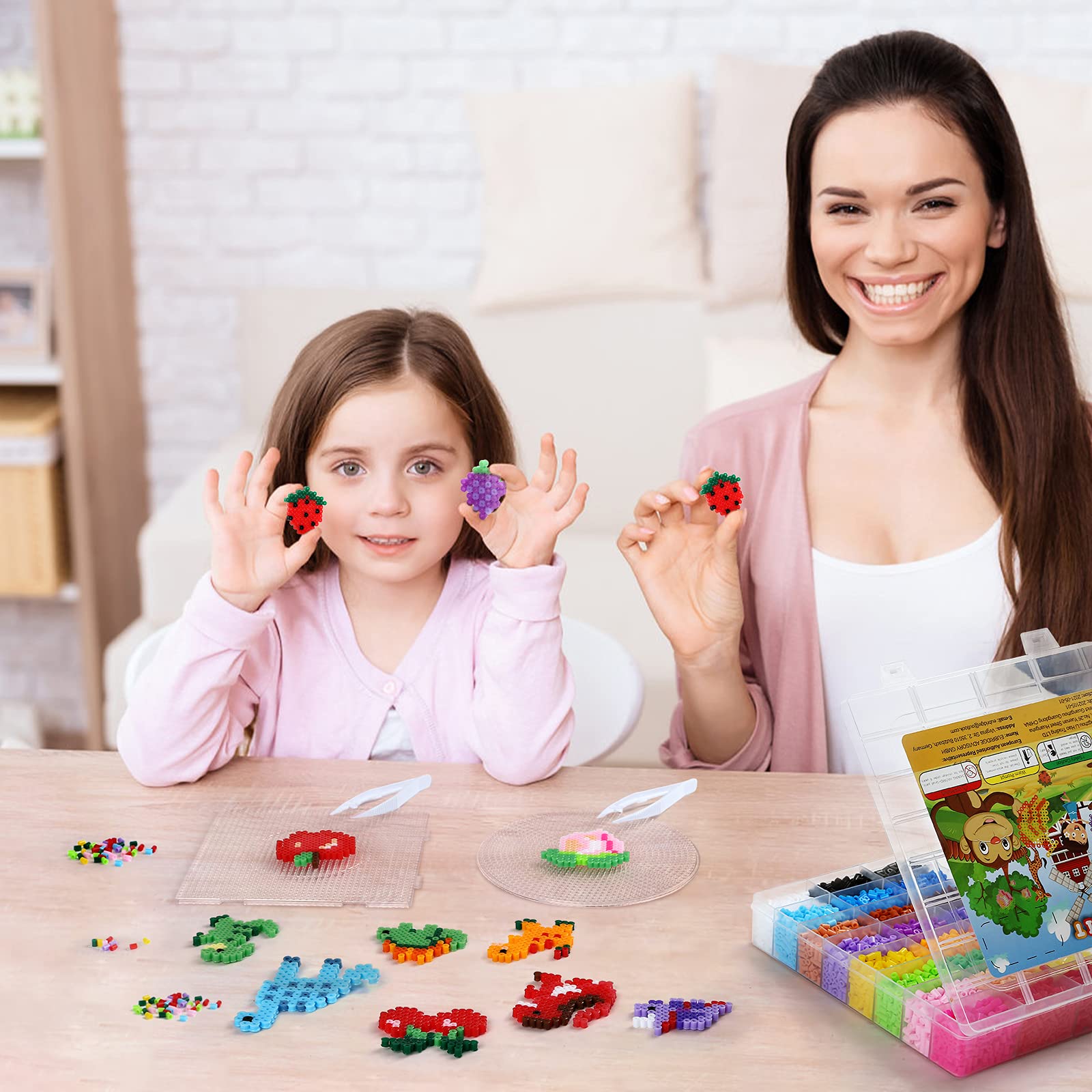 LIHAO Bügelperlen Set Weihnachten – 2100 Perlen (5 Mm) + Platten + Vorlagen – Kränzchen, Zuckerstange, Schleife – Ab 4 Jahren