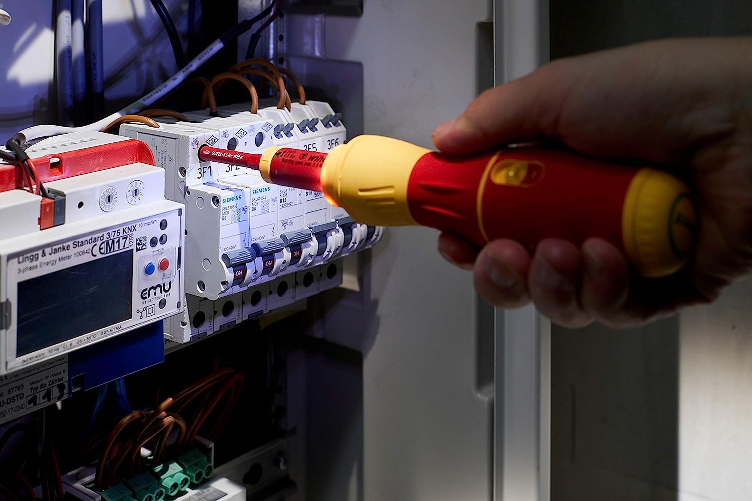 Wiha - Destornillador eléctrico speedE® II electric | (44318) Par 0,4Nm + 1Nm I L-Boxx Mini I pilas, cable USB I luz LED I atornillador a batería I destornillador eléctrico