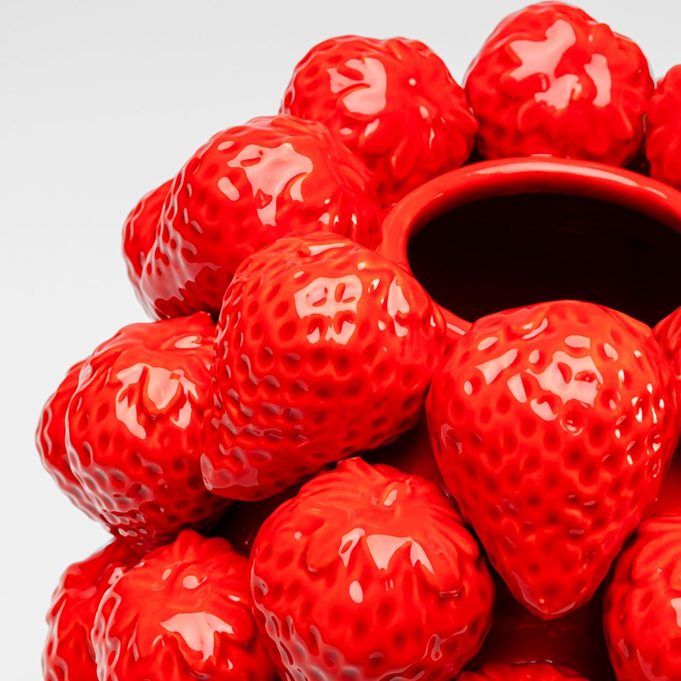 KARE Design Vaso Strawberries, rosso, portafiori, per fiori, motivo frutta, fragole, stile pop art, accessorio casa, centrotavola, ceremonia, 30 cm