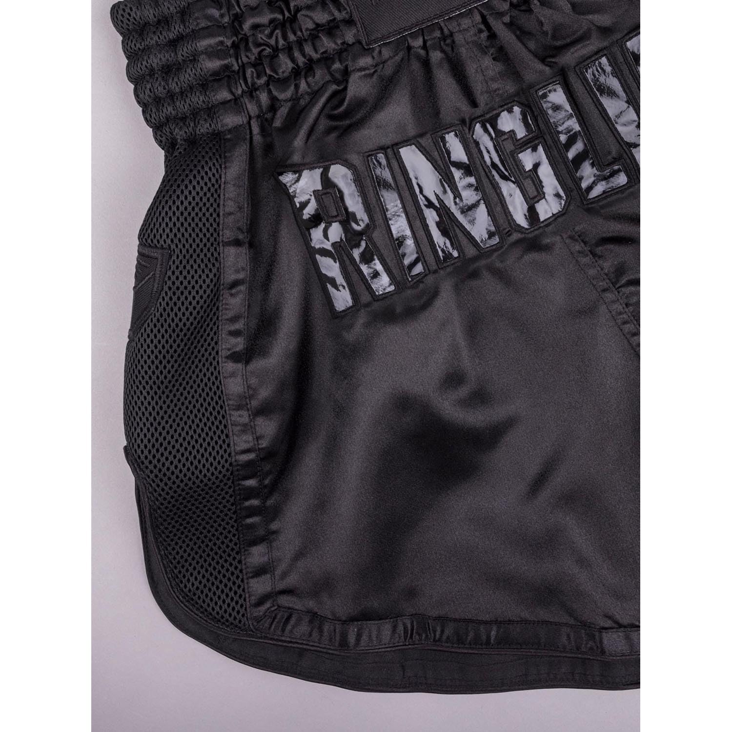 Muay Thai Shorts, Pulse, Schwarz-schwarz, Kickboxhose für Training & Wettkampf, Thaibox Shorts Satin, Atmungsaktiv, Langlebig, Kampfsporthose für MMA, K1, Boxen, Thai Boxen