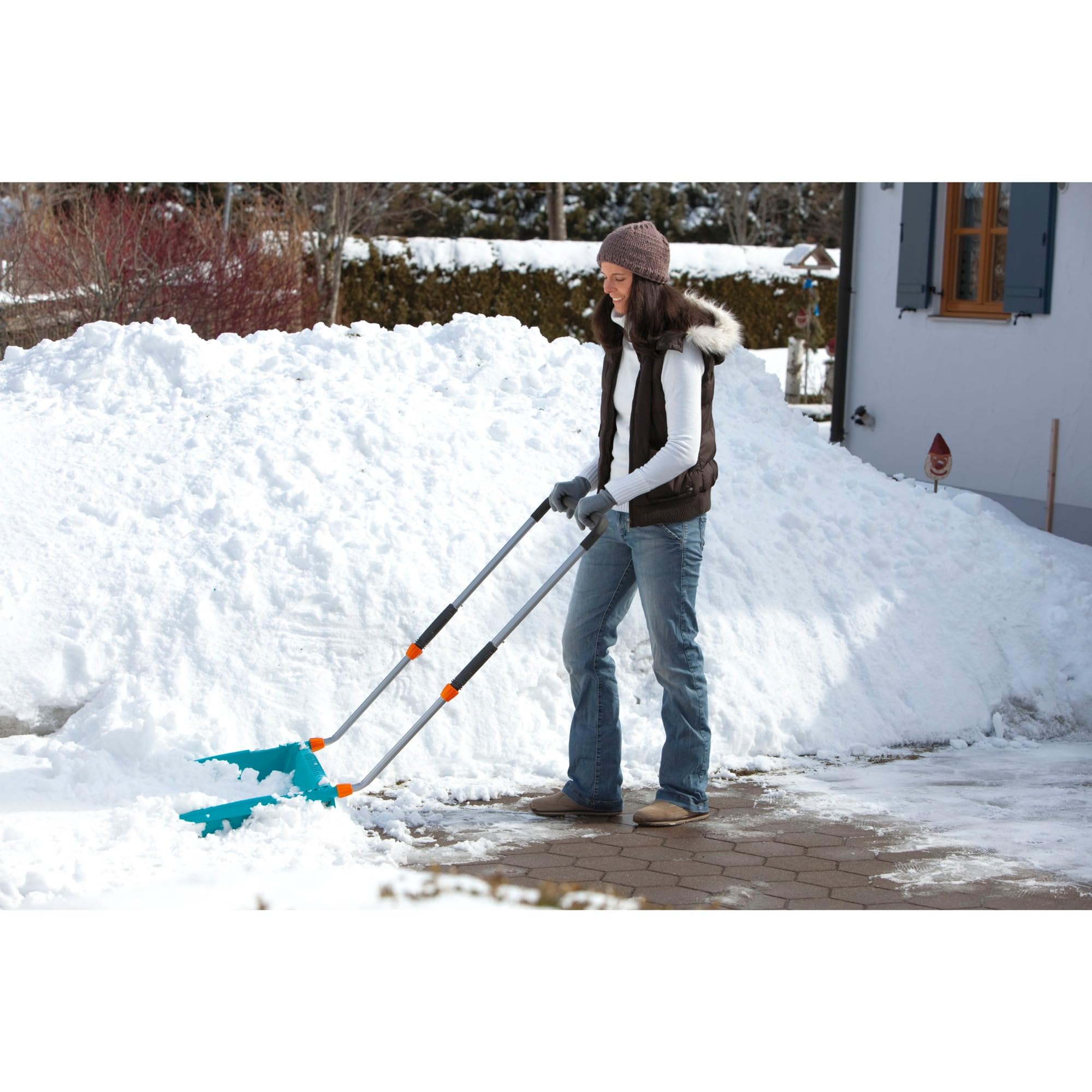 Gardena Schneewanne: Breiter Schneeschieber mit 3-stufigem Teleskopgestänge, Arbeitsbreite 70 cm, verstärkte Trittkante, zusätzliche Griffe für einfaches Abkippen (3260-30)