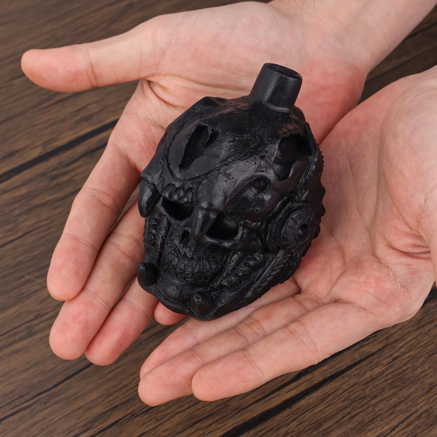 Silbato de la Muerte Azteca, Diseño de Calavera Quetzalcóatl Más 125 Decibeles Sonido Humano Auténtico Silbatos Guerra Gritos Reales Incluye Bolsa con Cordón Regalos Coleccionables (Negro)