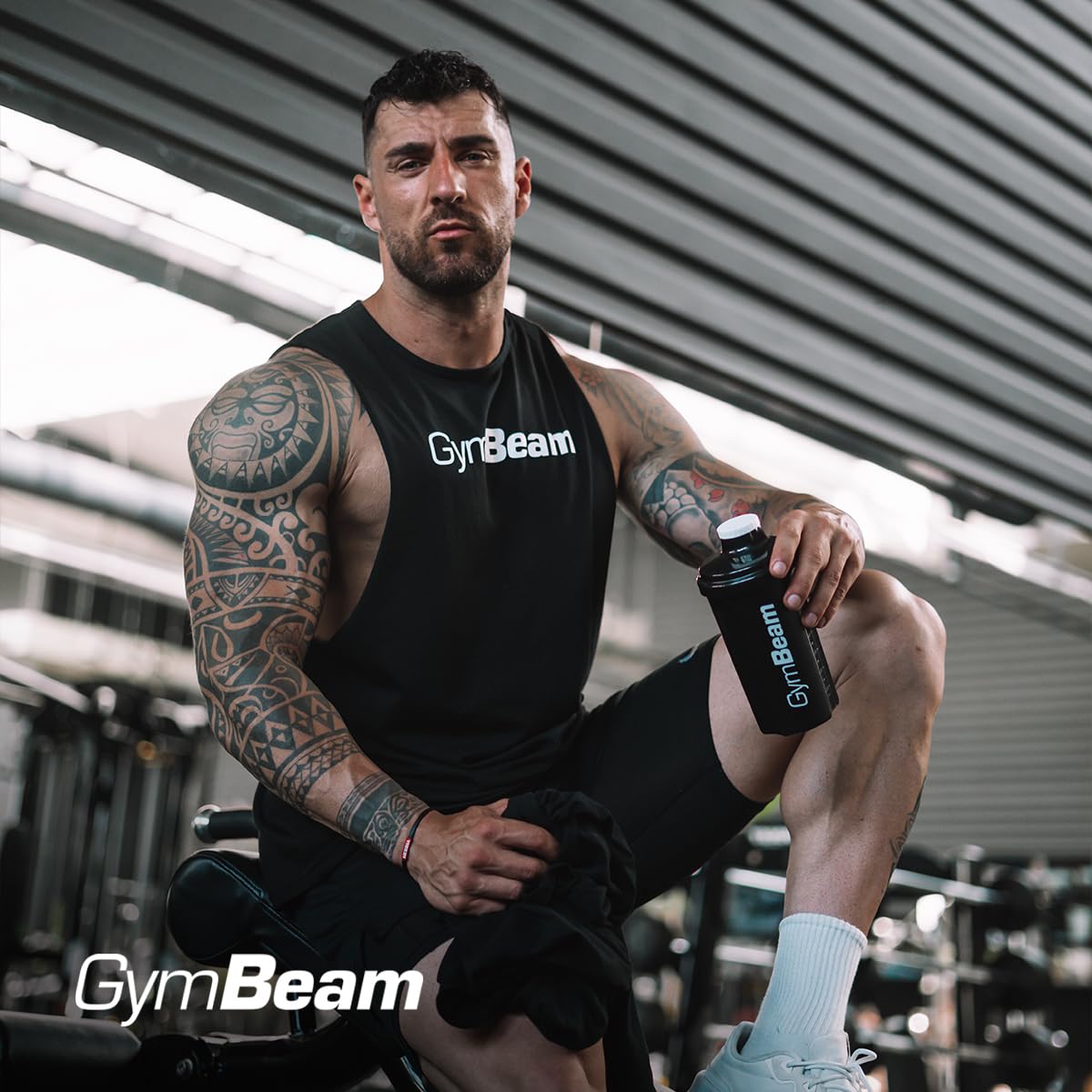 GymBeam Shaker per Proteine Premium, 700ml, con Coperchio Filettato, Adatto per Lavastoviglie, Microonde e Frigorifero, Shaker Palestra, Non Contiene BPA e DEHP (Black)