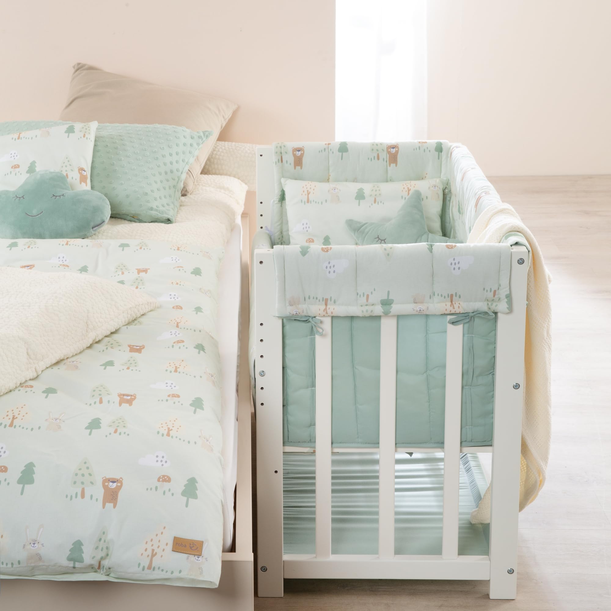 roba Stubenbett 4-in-1 aus Holz - Woodland Buddies Design - 45 x 90 cm - Wiege, Stubenwagen, Sitzbank & Beistellbett - Höhenverstellbar - Inkl. Textilien, Himmel & Himmelsstange - Weiß/Pastellgrün