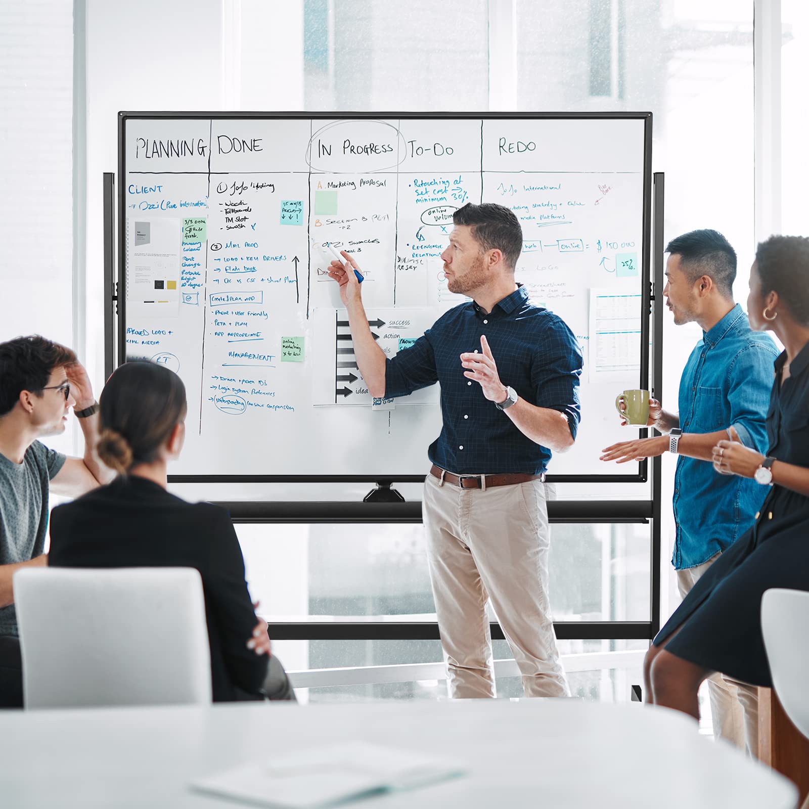 GIANTEX Przenośna tablica suchościeralna ze stojakiem, 120 x 90 cm, dwustronna tablica magnetyczna 160/180 cm, z regulacją wysokości i obracana o 360°, magnetyczna z półką na długopisy, do szkoły