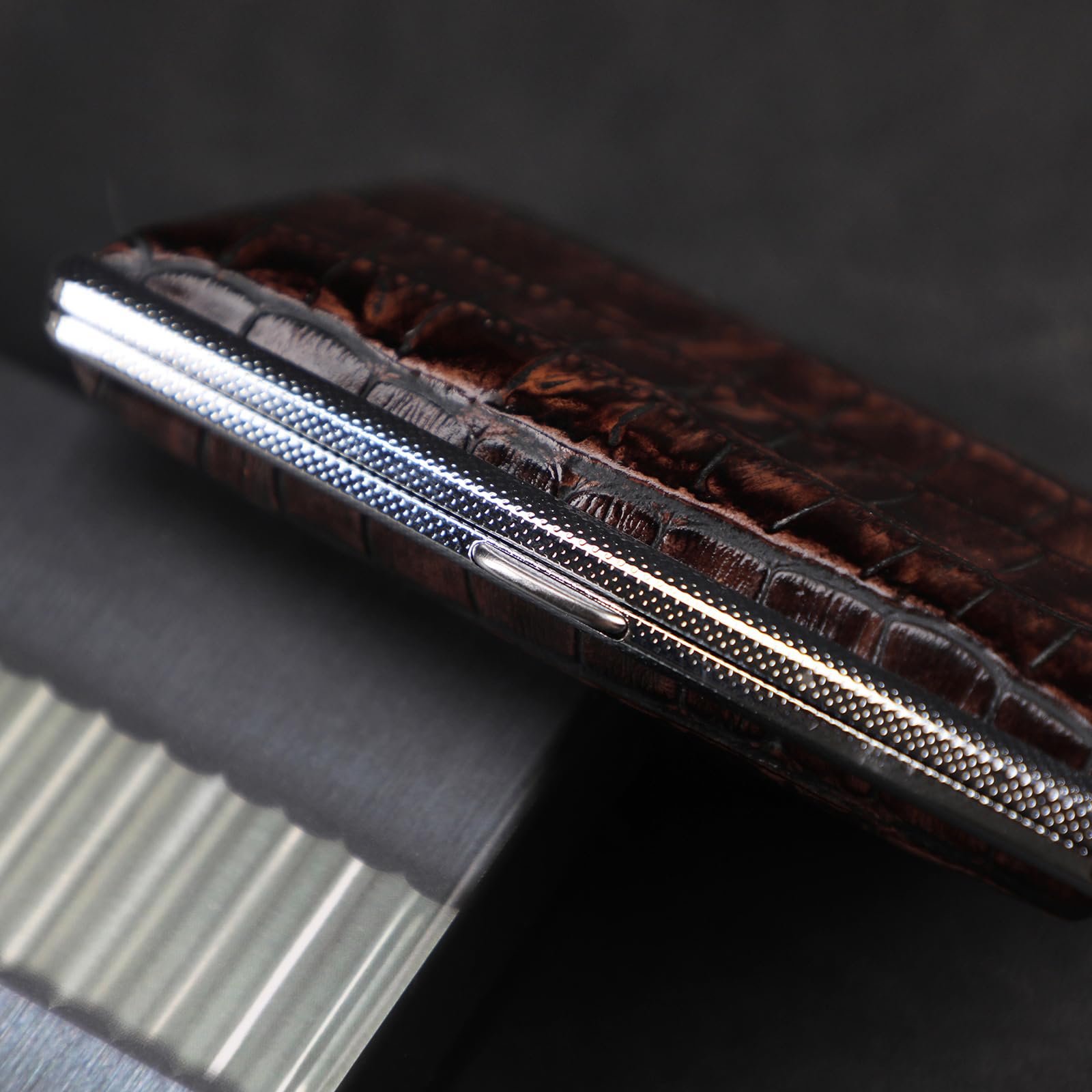 Portasigarette Slim in Pelle PU, Portasigarette in Metallo, per 20 Sigarette, per Uomo E DonnaDark Brown,One Size