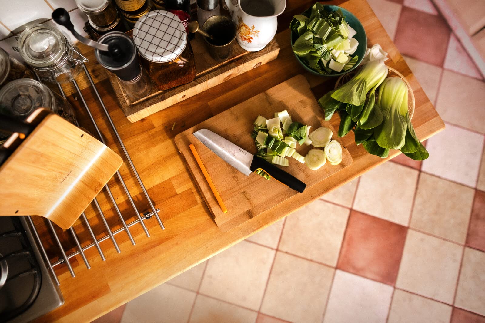 Fiskars Set de 5 Couteaux de Cuisine, Functional Form | Inclus: Couteau de Chef (grand), Couteau à Légumes, Couteau à Tomates, Inox Japonais/Plastique, 1057558