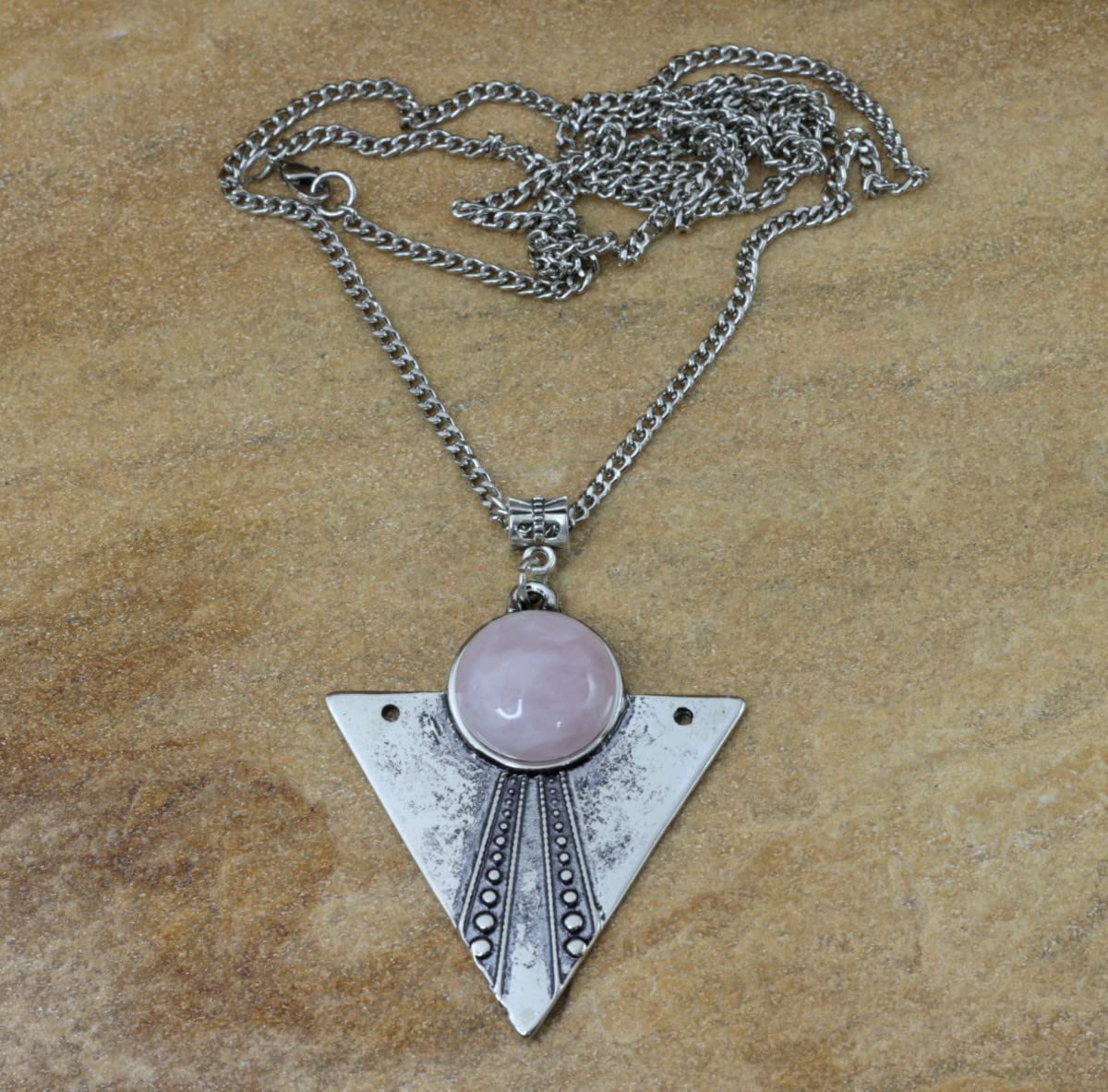 Colar longo de pedra natural quartzo rosa bijuterias acessorios em promoção! Veja a oferta e mais achadinhos de Bijuterias 3 Hoje é o melhor dia para comprar Colar longo de pedra natural quartzo rosa bijuterias acessorios com aquele preço maroto! Promoção! Aproveite a oferta! 3