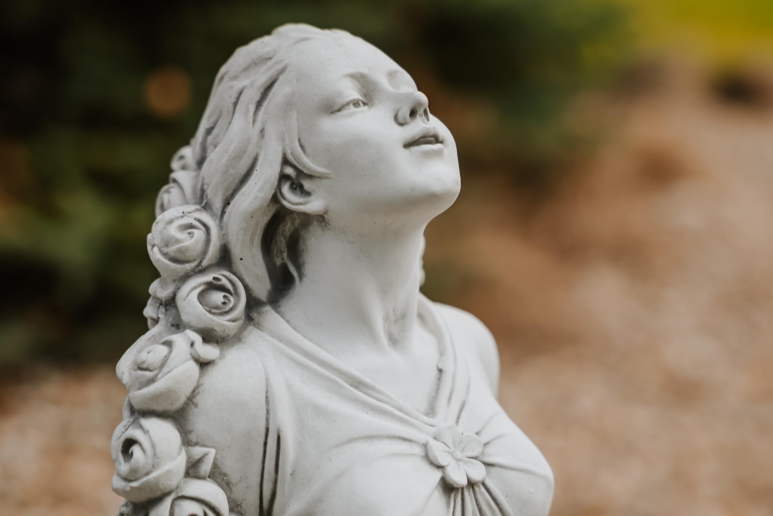 gartendekoparadies.de Statue Flora Gartenfigur, Steinguss, H. 78 cm, 34 kg, Römische Göttin mit Rosenranken, Gartendekoration für Terrasse und Blumenbeet, Frostsicher