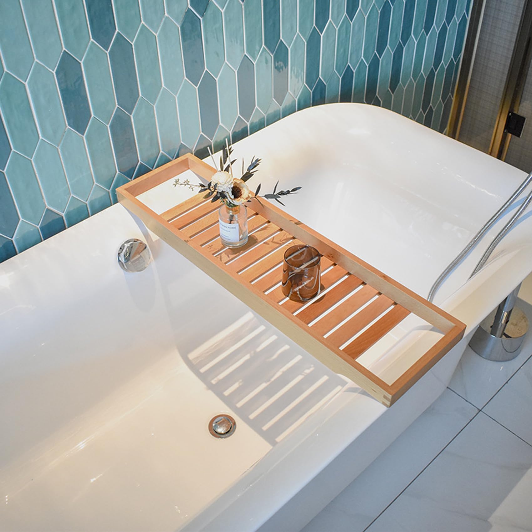 Bandeja de bambú para bañera, soporte de listones largos, estante de spa con ranuras, baño de lujo, regalo perfecto para mujeres (natural, 70 x 22 cm)