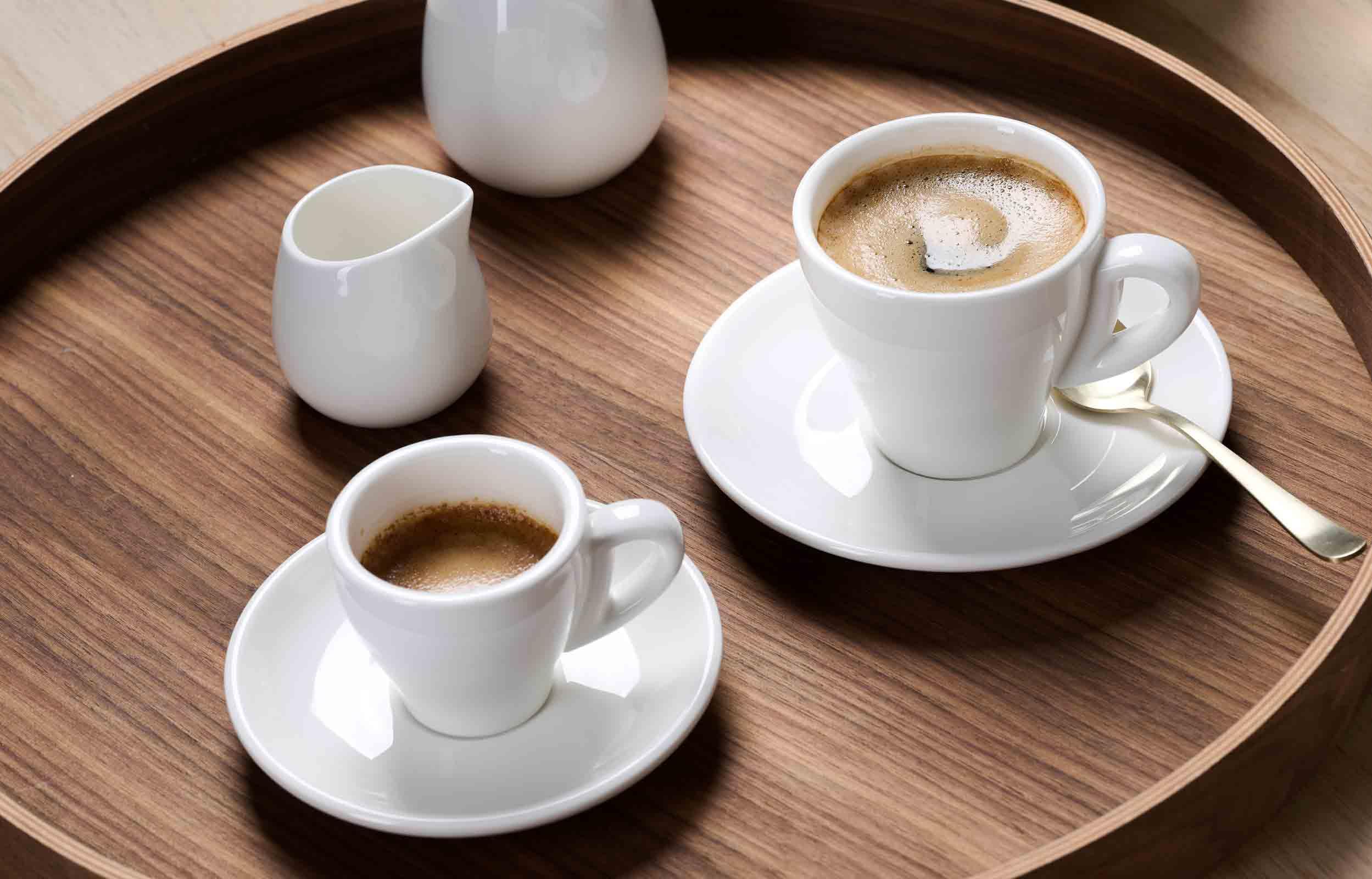 Ritzenhoff & Breker Bari Kaffeebecher 6er Set – 300 ml – Schmale Henkelbecher mit dickem Tassenrand – Bistrogeschirr aus Porzellan, Spülmaschinen- & Mikrowellenfest – Weiß