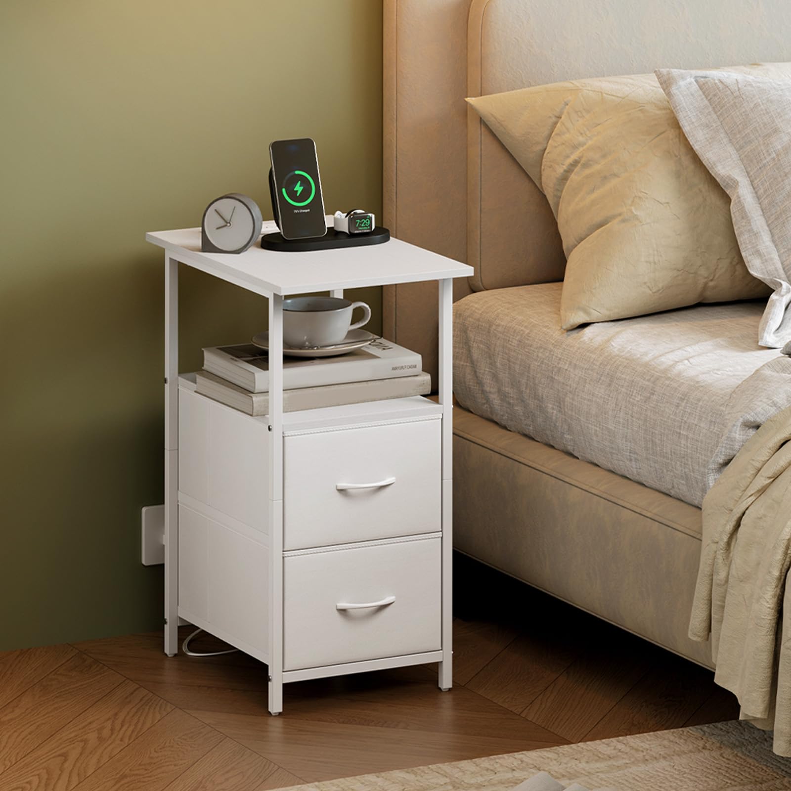 Somdot Nachttisch mit Ladefunktion, Beistelltisch mit 2 Stoffschubladen, 2 AC-Steckdosen, 1 USB & 1 Type-C Anschluss, kompakter Nachtschrank Sofatisch für Schlafzimmer & Wohnzimmer, Weißes Leder