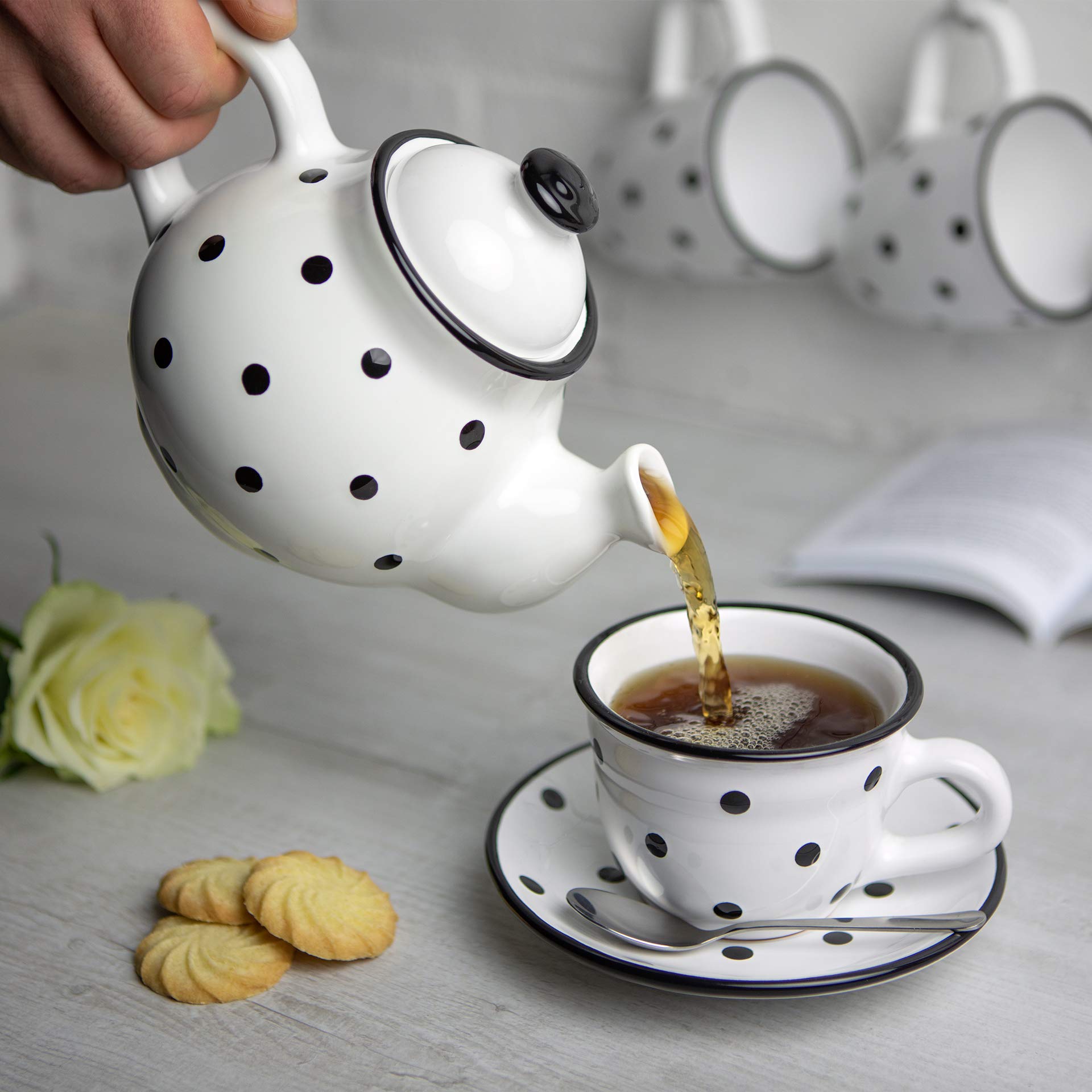 City to Cottage® Set da tè con Teiera, Bricco del Latte, Zuccheriera e 2 Tazze con Piattino | Fatto a Mano in Ceramica | Fantasia a Pois Bianco e Nero
