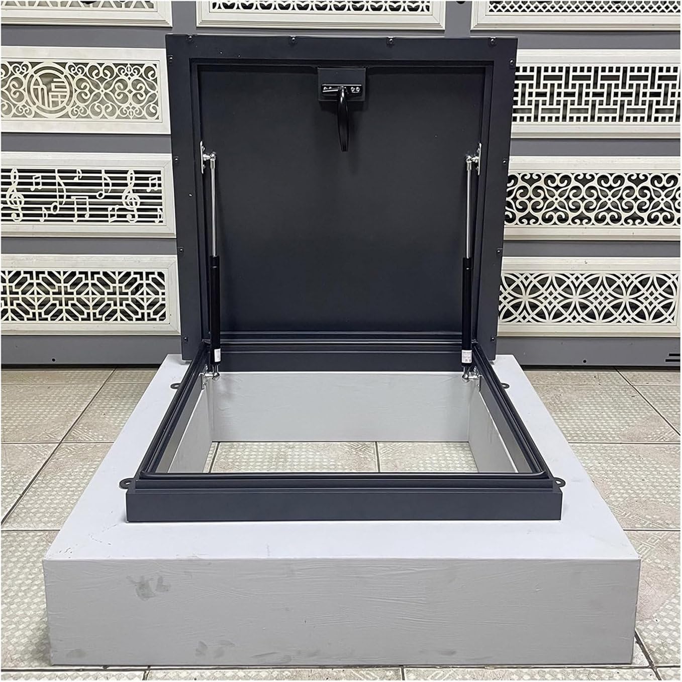 Allées et cour sécurisées avec cette porte d'évacuation