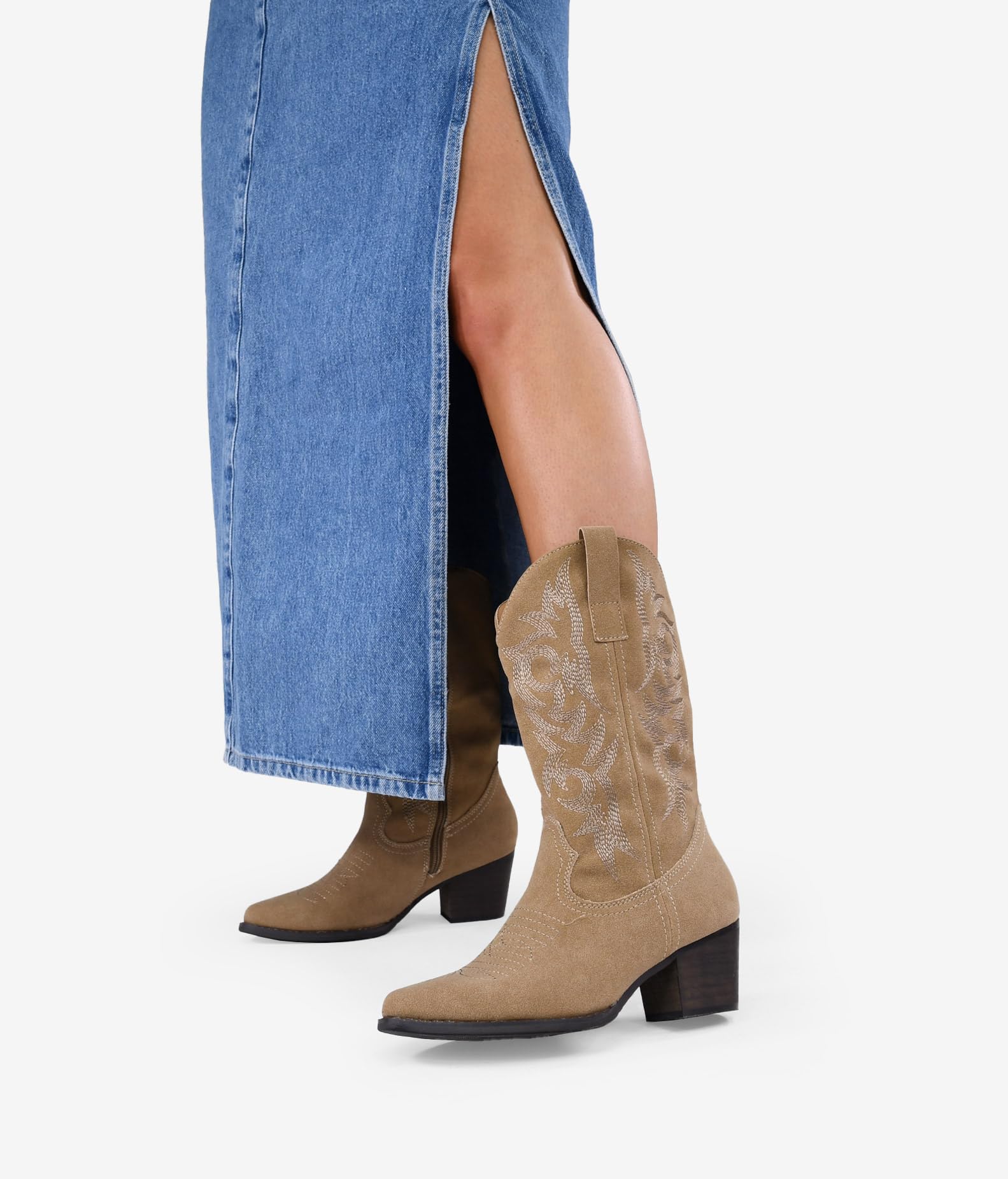 BOSANOVA Botas Cowboy para Mujer confeccionadas en Ante con Detalle de Costuras a Tono, caña de 28.5 cm y tacón en Bloque de 5'5 cm. Cierre con Cremallera. Calzado para Mujer