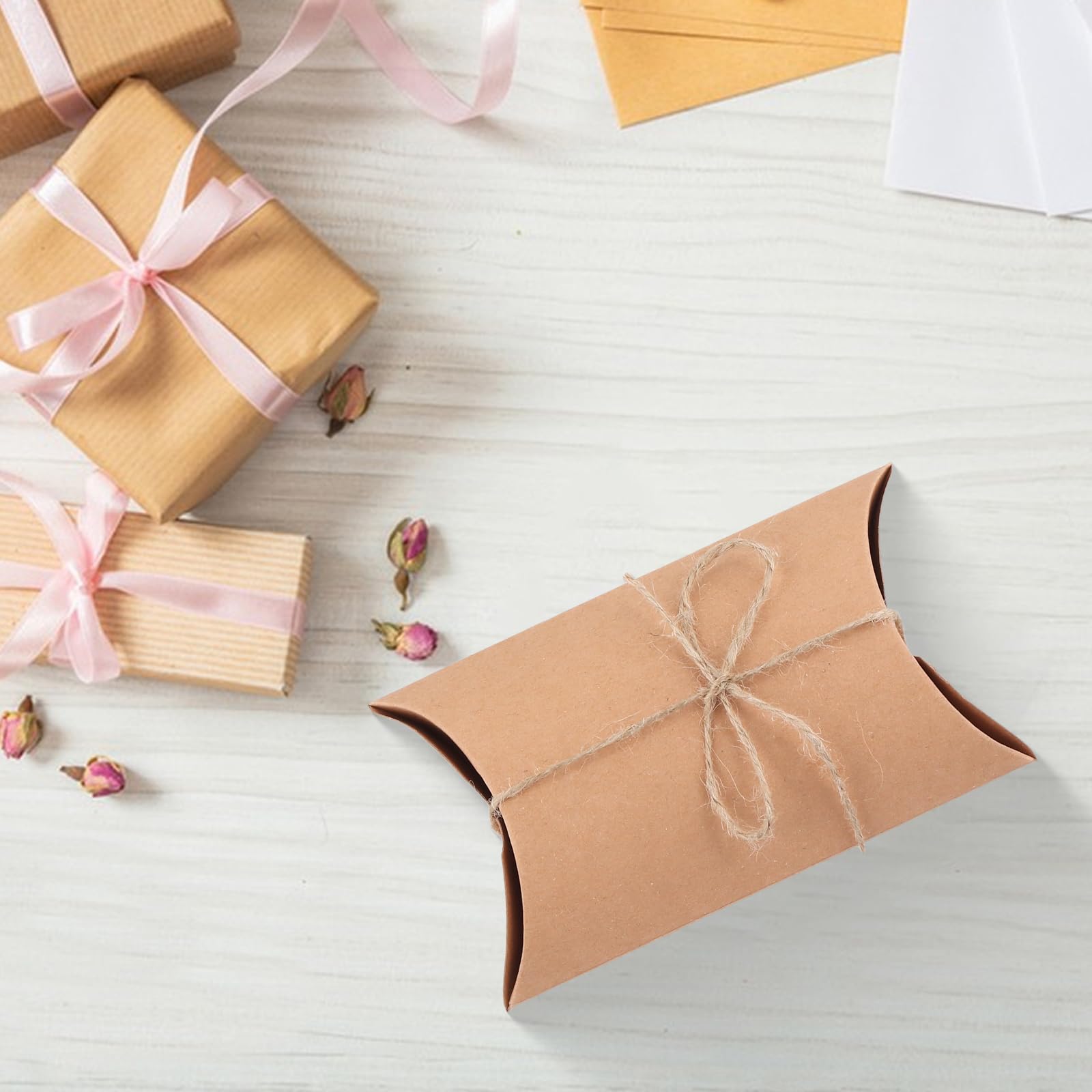 KEILEOHO Petite Boite Cadeau Lot de 150 Boîtes à Dragées en Papier Kraft Marron avec Ficelle de Jute - 13 x 8,8 x 3,5 cm - Pour Mariage, Anniversaire, Fête