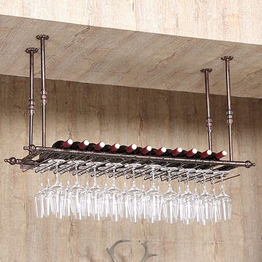 Rangement de vin au plafond style loft pour verres et bouteilles de champagne en bar de salon
