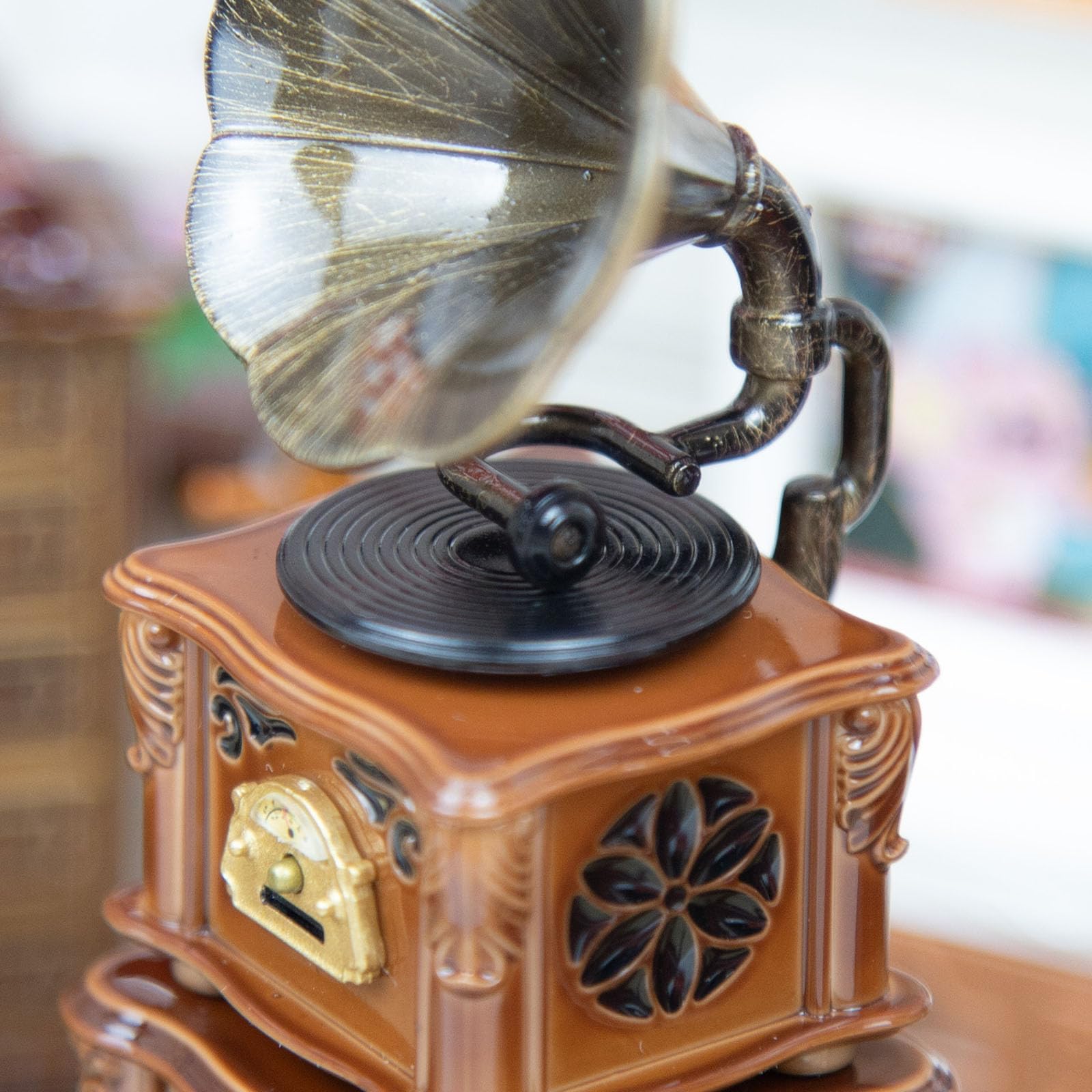Gramophone miniature vintage avec enregistrements pour maison de poupée 1:12, accessoire de meubles pour collectionneurs et projets de bricolage (marron