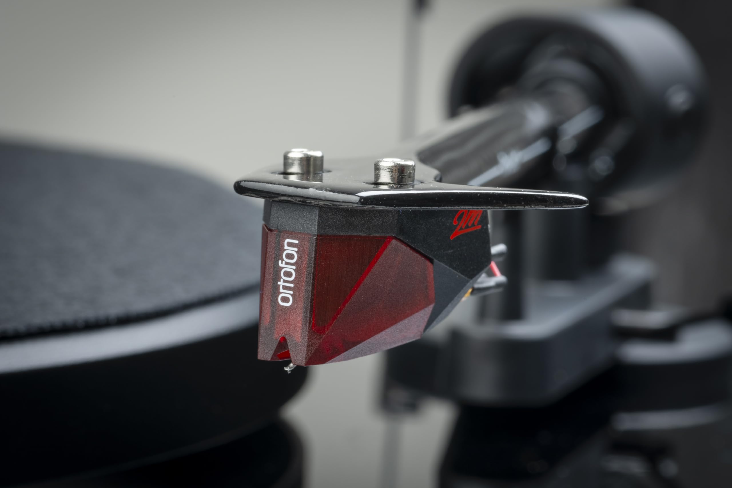 Pro-Ject Debut E Carbon Plattenspieler mit Carbon Tonarm, Ortofon Mikrofon 2M rot, Elektronische Geschwindigkeitsumschaltung, Made in Europe (Walnuss)