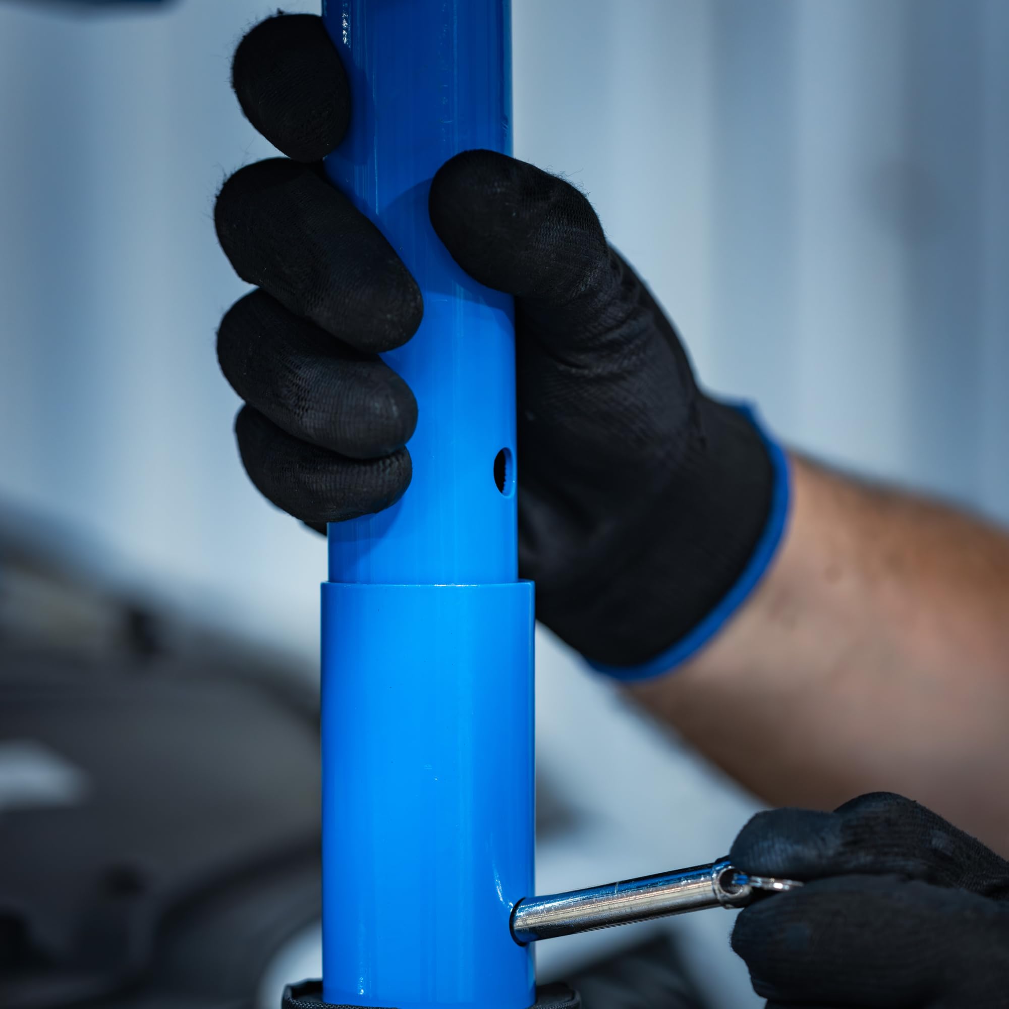 Högert Technik Mesa de Trabajo móvil HT7G564, Altura Regulable 86-120 cm, Capacidad 30 kg, Estructura en H para Taller, 4 Ruedas giratorias TPR con Freno, Azul-Negro
