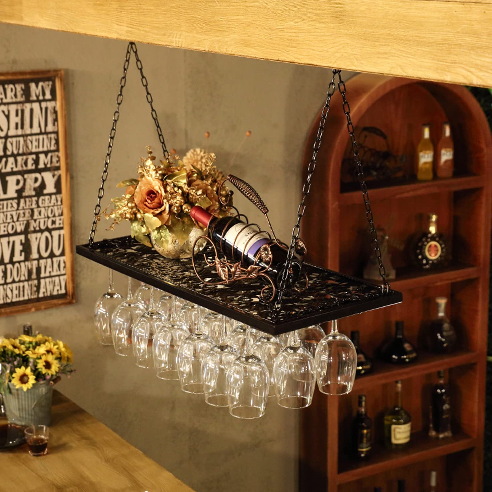Étagère de plafond en métal pour bar et cuisine conviviale