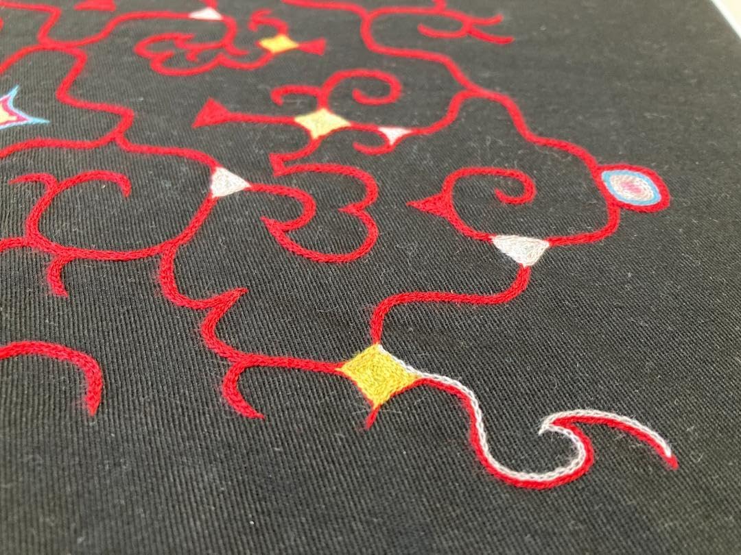 アイヌ刺しゅう　黒地に赤　一点もの アイヌ刺しゅう黒地に赤一点もの