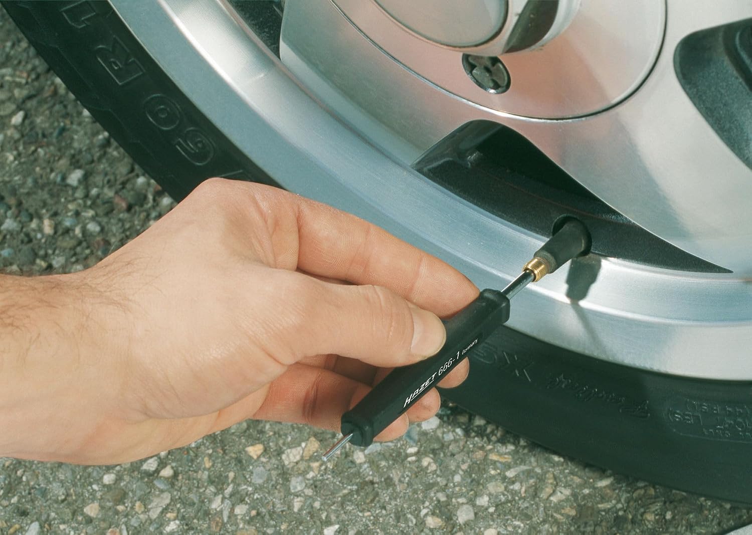 HAZET Valve Wrench 666-1 I For Screwing and Unscrewing the Valve Inserts in Tire Valves and Pressing in the Valve Pin When Releasing the Air, E.G. on Cars, Vans and Commercial Vehicles