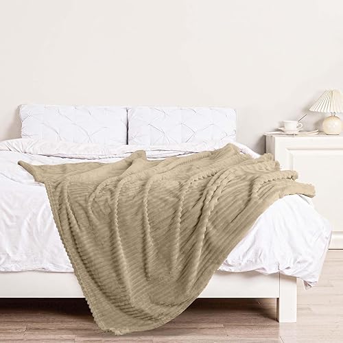 Miniatura 3 de BNuitland Manta de franela color camello claro (50 x 70 pulgadas) con bolsa de almacenamiento, manta de sofá de forro polar súper suave de 300 GSM