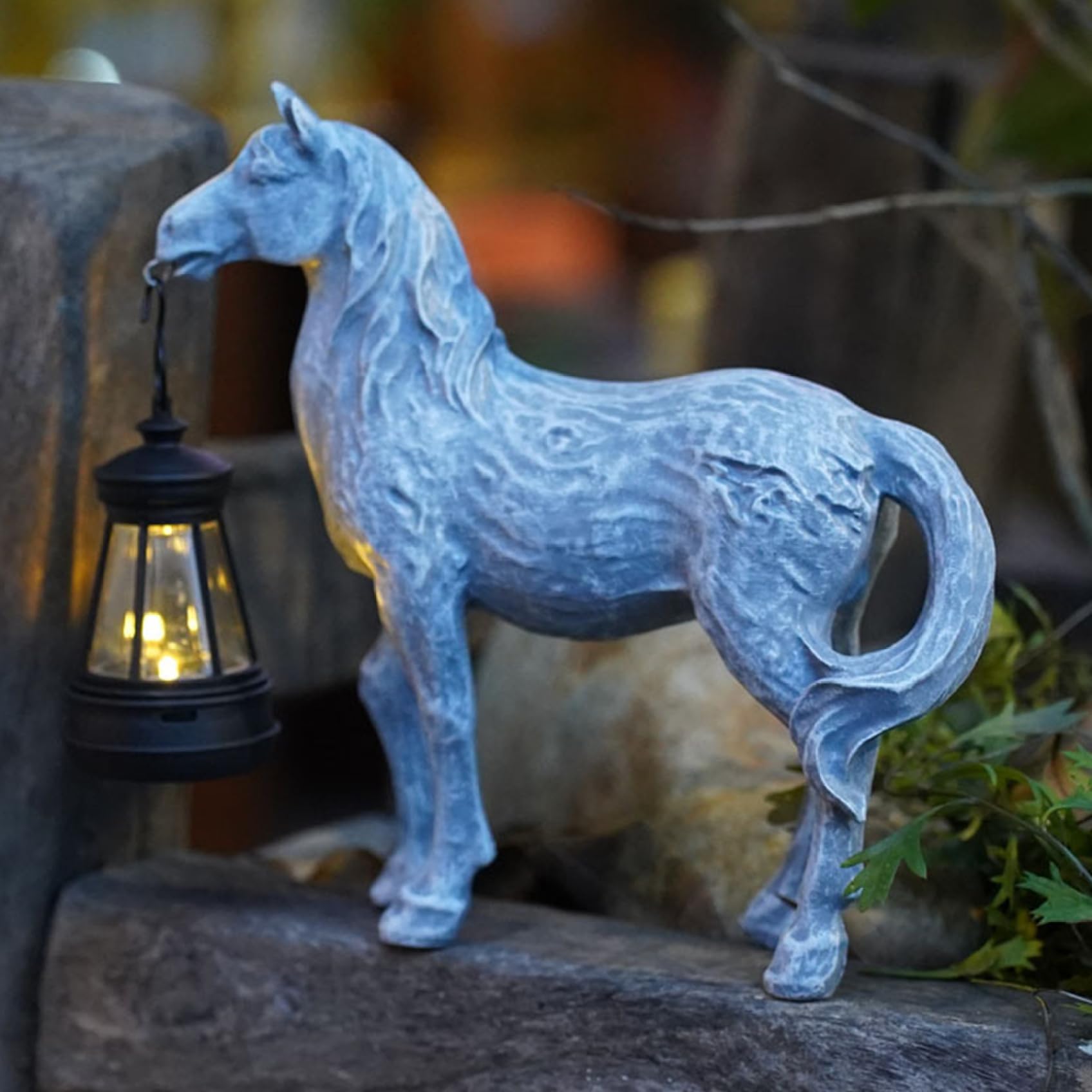Éclairer une cour sombre grâce au cheval de jardin solaire en résine