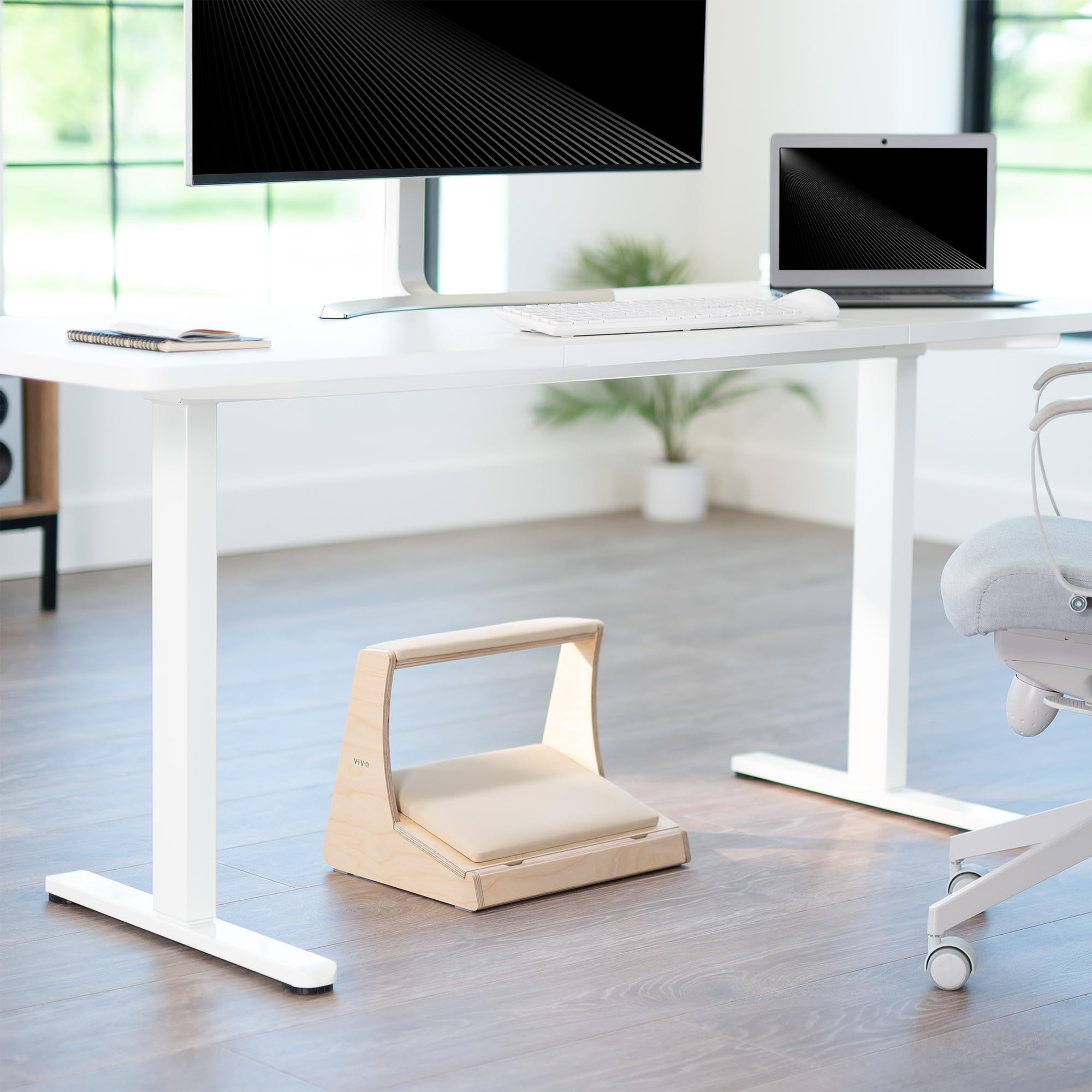 VIVO Fußstütze unter dem Schreibtisch mit verstecktem Staufach für Schuhe, neigbare Plattform und Beinstütze mit Dicker Polsterung, helles Holz, STAND-FT03