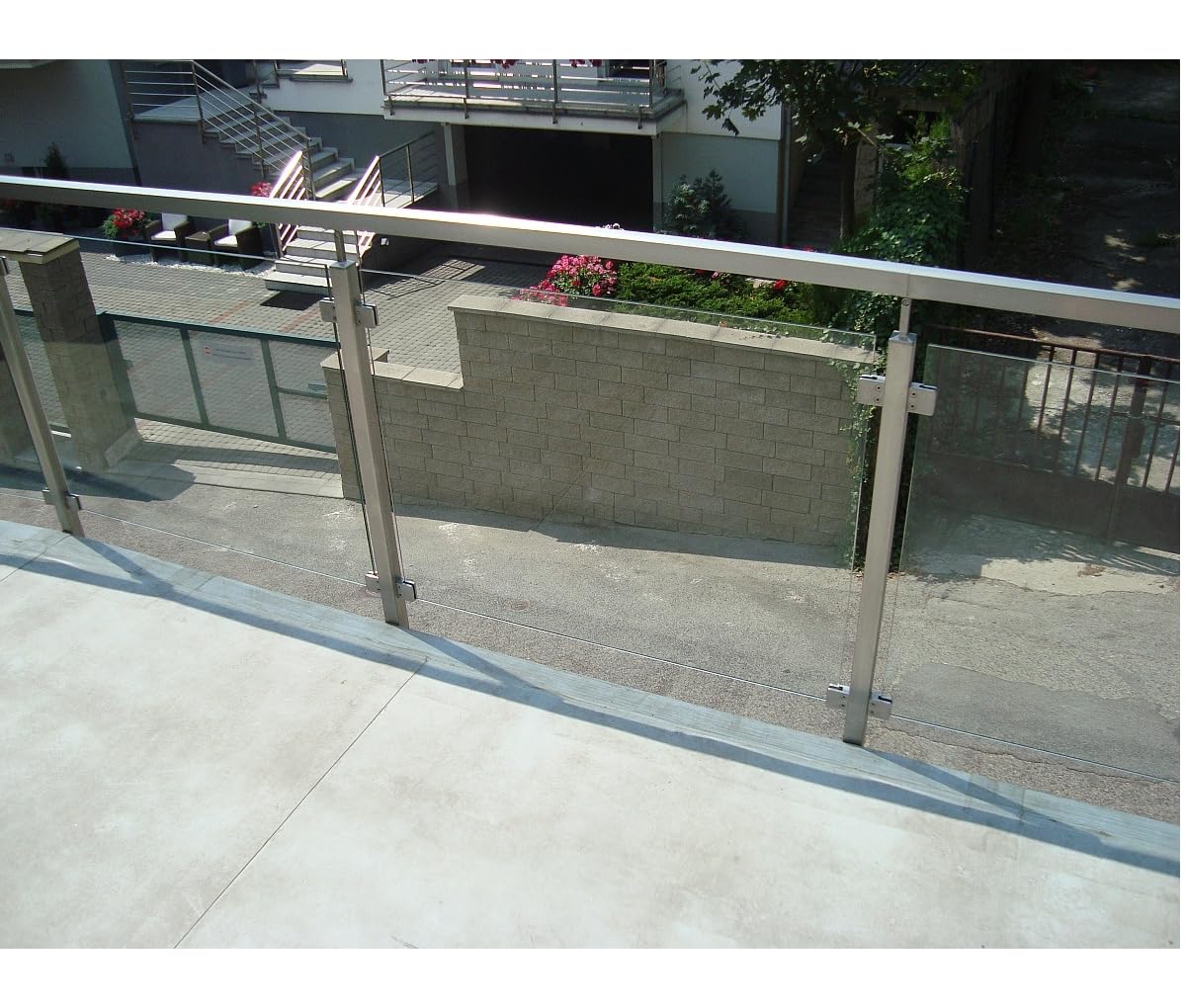 Sellon24® 12 soportes de cristal de acero inoxidable para escaleras, barandilla V2A, rectangular, 45 x 45 x 28 mm, incluye inserto de goma, mod 21.000 (plano/grosor del cristal: 10 mm)