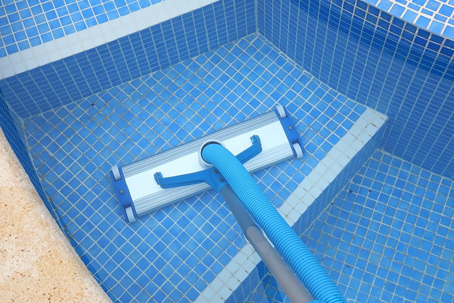 Suinga Limpiafondos de Aluminio para Piscinas 45 cm con Cuatro Ruedas | Cepillo de Arrastre para Limpieza Eficaz del Fondo | Conexion a Manguera 2'' | Alta Movilidad para Uso Intensivo