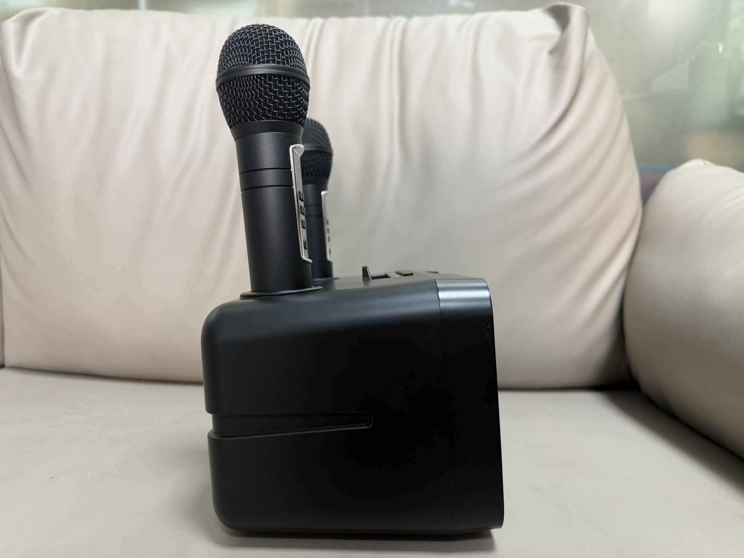 Tragbarer Karaoke Maschine,Karaoke mit 20W Bluetooth Lautsprecher,2 Kabellosen Karaoke-MikrofonWiederaufladbarem Mikrofonsteckplatz,PA Anlage Komplettset für Home Party,Church,Picnic,Outdoor