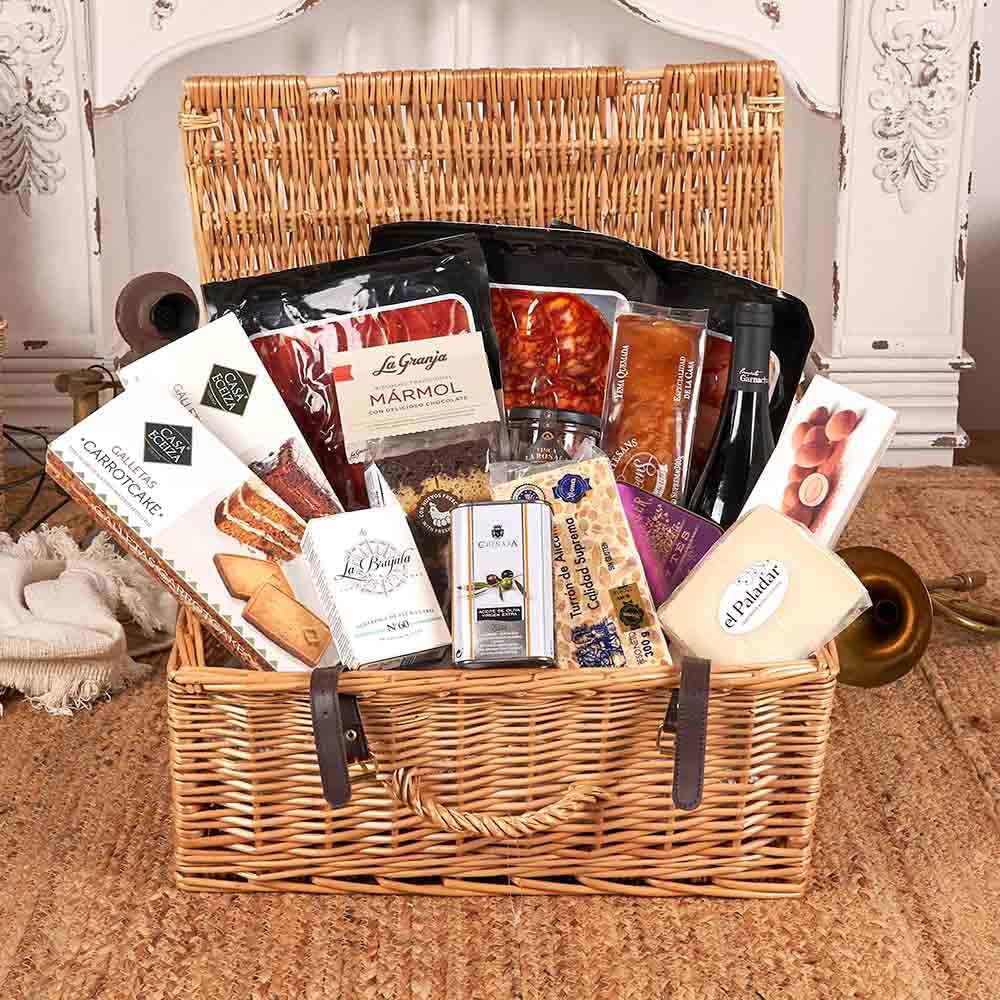 Lote de Navidad "Colección Gourmet" GOUR 425-25 Lote gourmet con vino Garnacha, ibéricos, queso curado, conservas premium, dulces artesanos y aceite de oliva en maleta de mimbre regalo