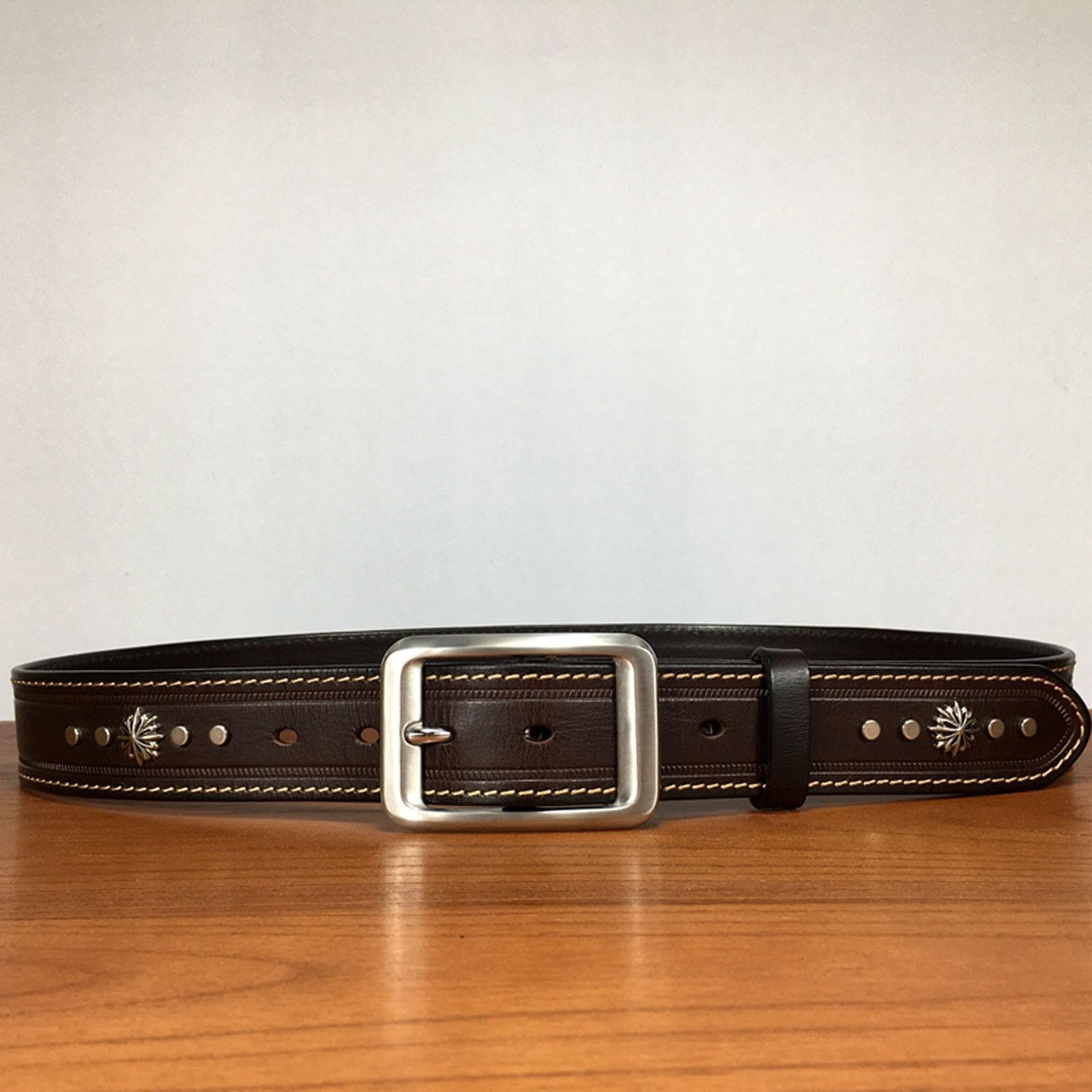 Cinture da Uomo Fibbia ad Ardiglione, Cinture in Pelle de Punk Western con Rivetti, Cintura de Borchiata Casual de Regolabile con Fibbia in Metallica,Marrone,105CM/41.3''