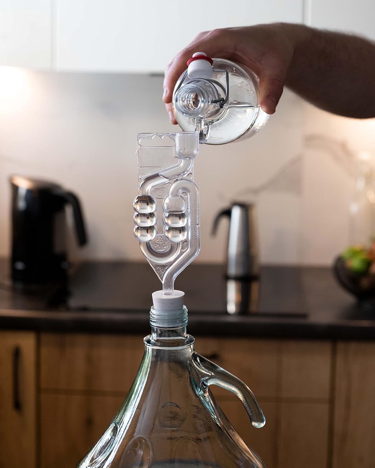 Lot de 6 bouteilles à col étroit avec bouchon à vis, panier de protection, sas à air et bouchon pour la fabrication de vin, fermentation, stockage de boissons en verre transparent, 5 l