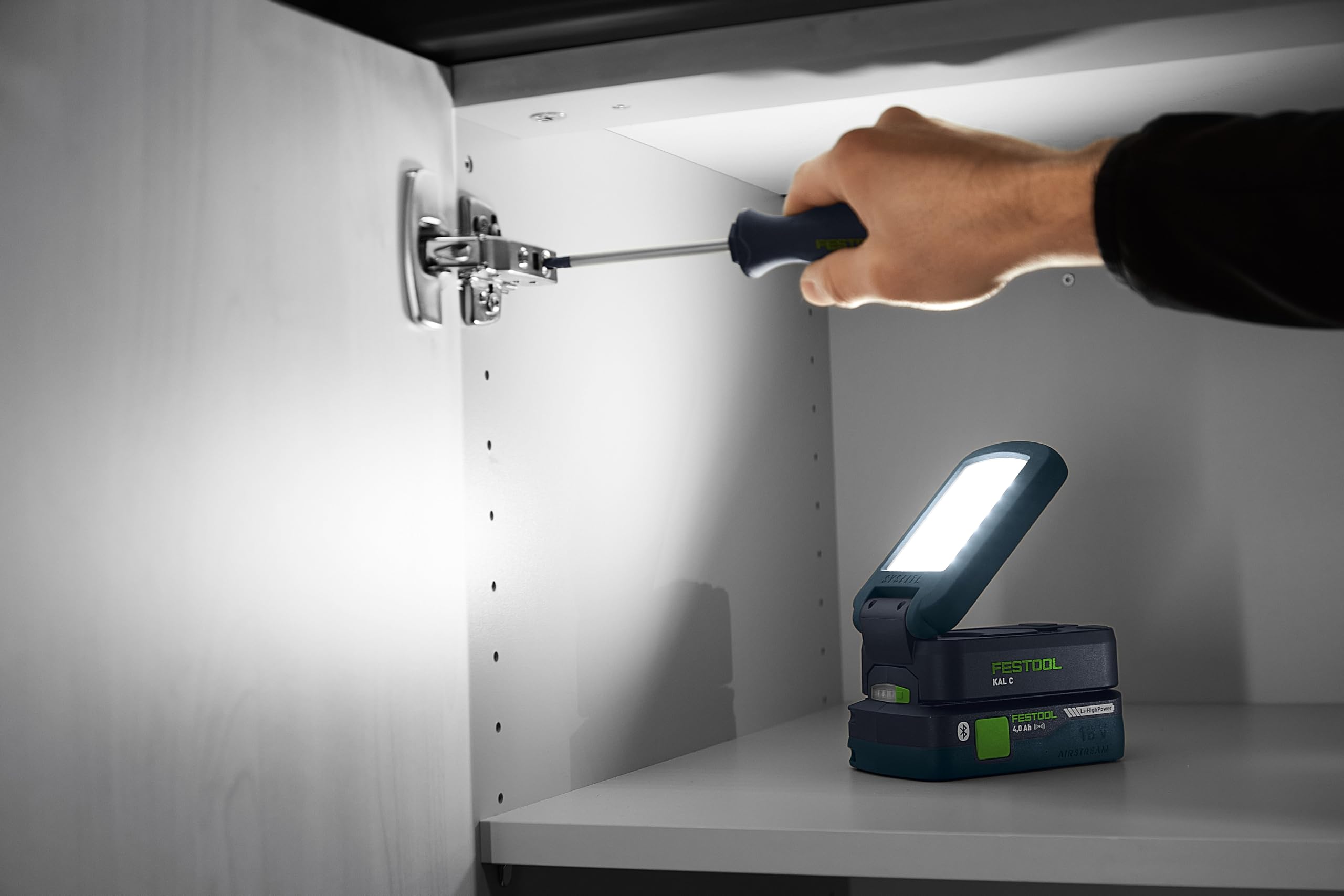 Festool 18V Akkuleuchte Syslite KAL C LED Arbeitsleuchte - 1200 Lumen | Tageslichtähnliches Licht 5000 K, 3 Stufen dimmbar, schwenkbar bis 180 Grad, Schutzklasse IP54 gegen Staub und Spritzwasser