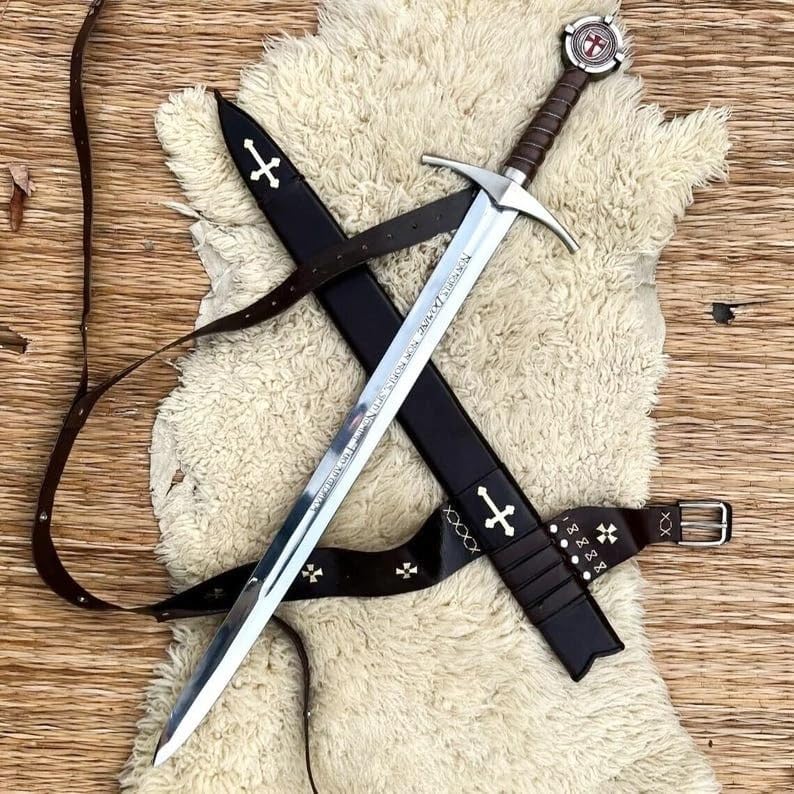 Accolade Templer Schwert Doppelschneidige Klinge Einhändig Full-Tang Kohlenstoffstahl Hochglanzpoliert Scharf mit Scheide Mittelalterliche Kreuzritter Replik Ledergriff