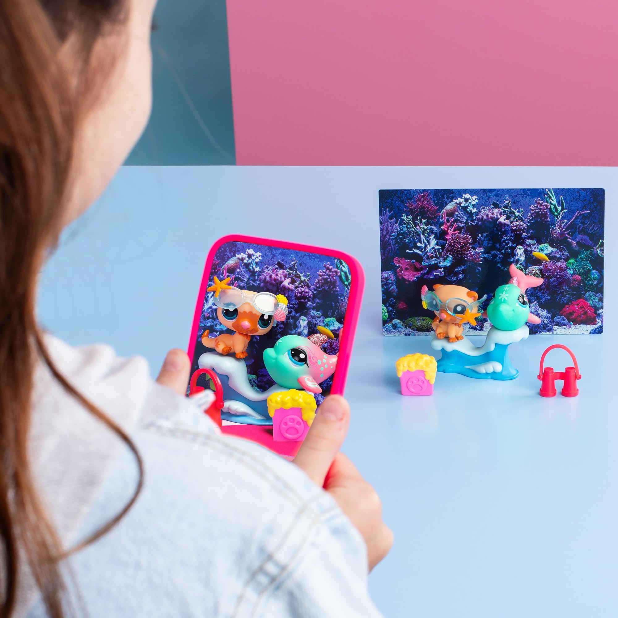 BANDAI Littlest Pet Shop Pack PETFLUENCERS DIVERSIÓN Selfie BF00563 Incluye 2 Mascotas, 4 Accesorios, 1 Fondo, 1 Tarjeta de coleccionista, 1 código Virtual, Generación 7, Mascotas #46 y #47, 4 años+