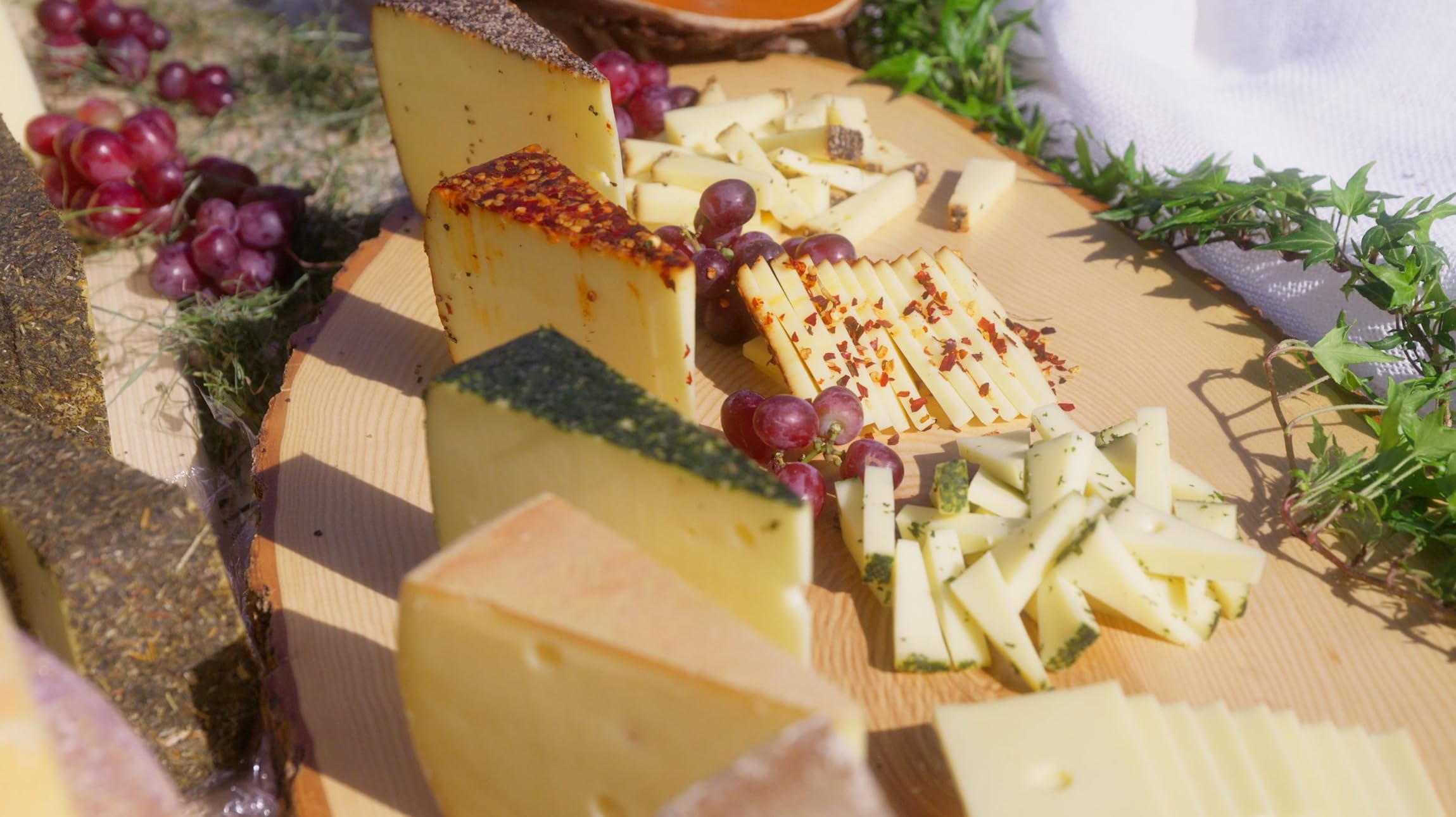 Langenegger Pfefferkäse – Doppel-Gold 2024 & 2025 – Würzig-pikant mit schwarzem Pfeffer – 100% Heumilch & laktosefrei – Frisch vom Laib geschnitten (300 g)