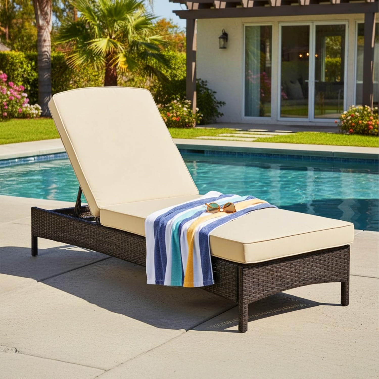 DEVOKO Outdoor Patio Wicker Single All Weather Durable Metal Frame Frame Lounger with UV Proof Rattan Water-Resistant Cushions(Dark Brown & Cream)