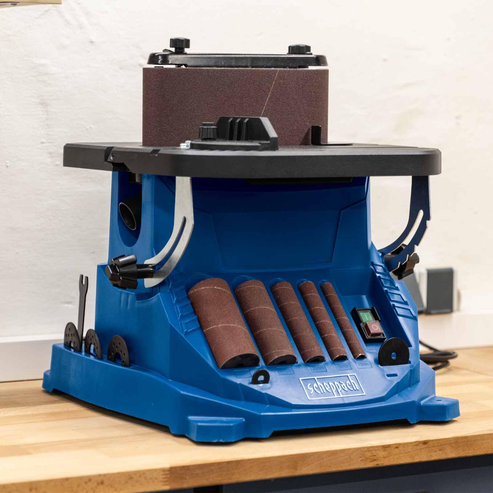 Scheppach Smerigliatrice oscillante OSM600, potenza 450 Watt, inclinabile fino a 45°, oscillazione 16 mm, con 5 manicotti abrasivi e 4 rulli abrasivi gommati (modello 2025)