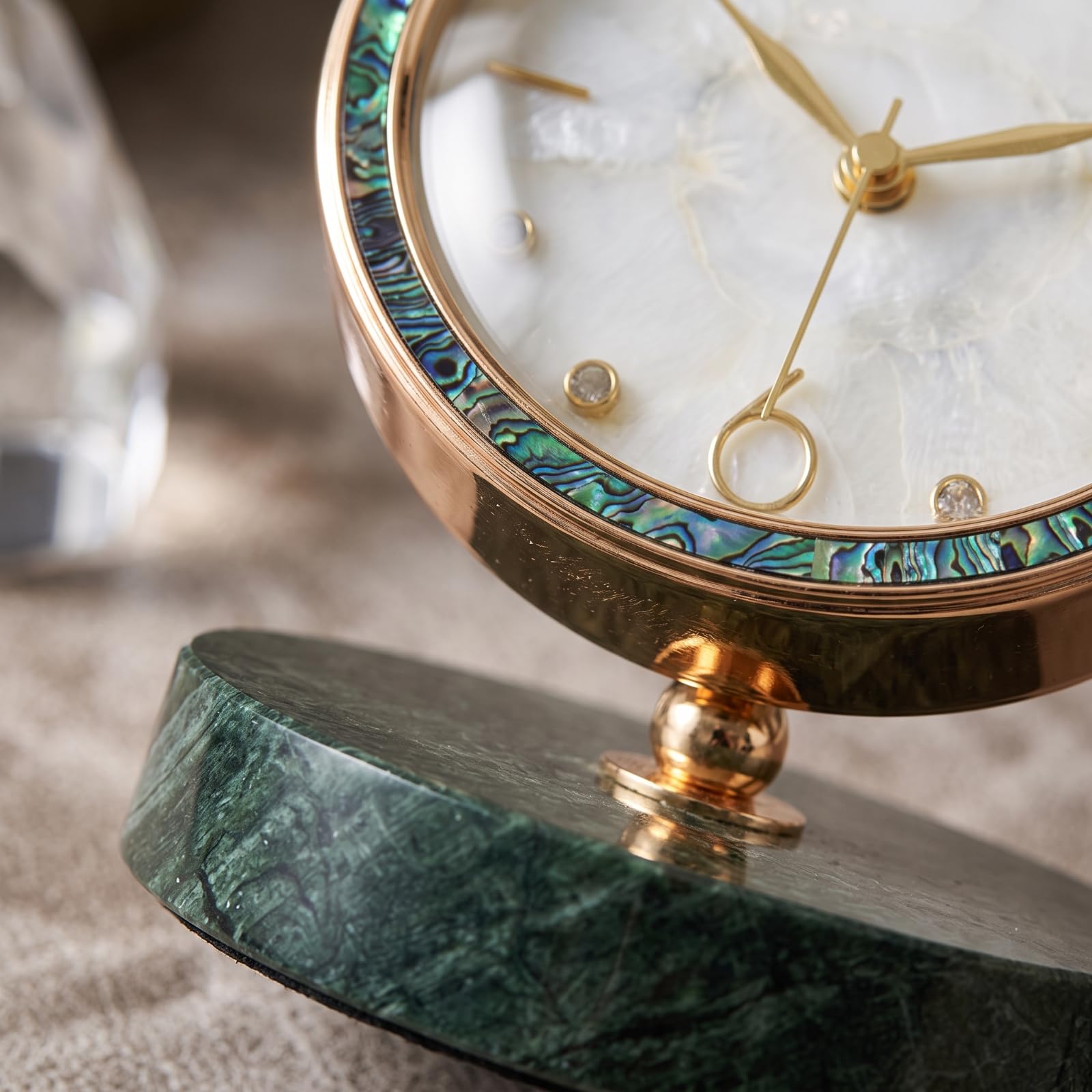 Tischuhr Marmor Standuhr Schreibtischuhr Wohnzimmertuhr mit Perlmutt Und Goldfarbenen Zeigern Form Und Stabilem Sockel für Wohnzimmer Arbeitszimmer Anrichte Empfang, 602-0031 Groß