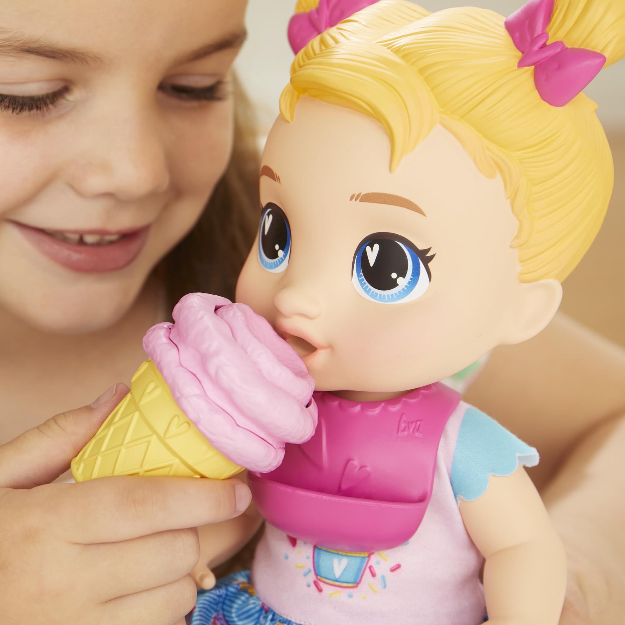 Baby Alive, Sweet Snacks Harper Hugs, Bambola con Cibo Finto, Capelli biondi, 28 cm, Giocattoli per Bambine e Bambini dai 3 Anni in su