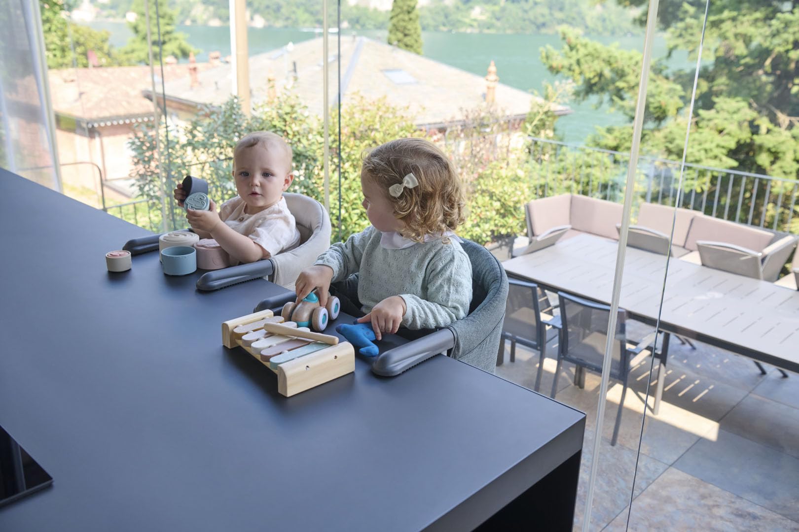 Inglesina Fast, Seggiolino da Tavolo Pieghevole, Beige (Desert Beige), Facile da Trasportare, Lavabile, Installazione Sicura, Fino a 15 kg, 35 x 27 42 cm