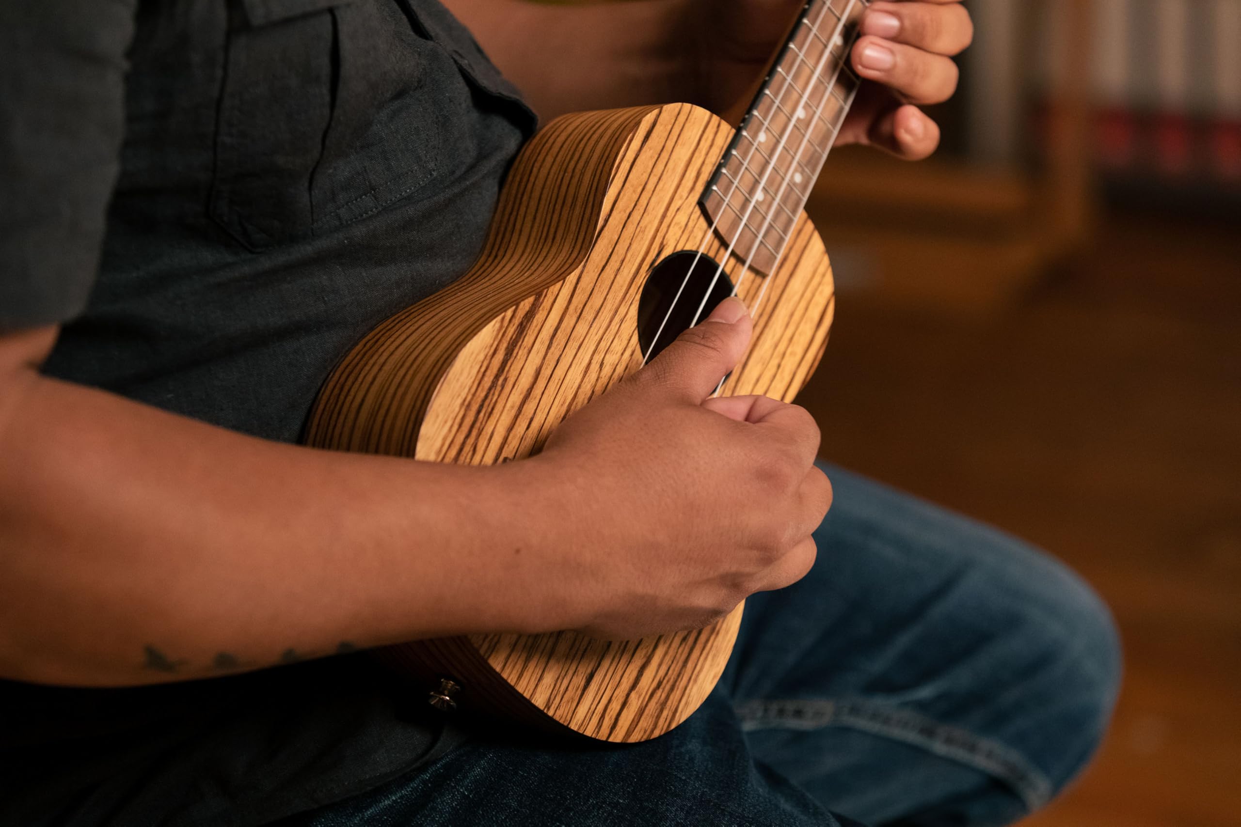 Ortega Guitars Akustyczne Ukulele Sopranowe – Seria Timber – W Zestawie Z Pokrowcem – Zebrawood, Wykończenie Naturalne (RFU10Z)