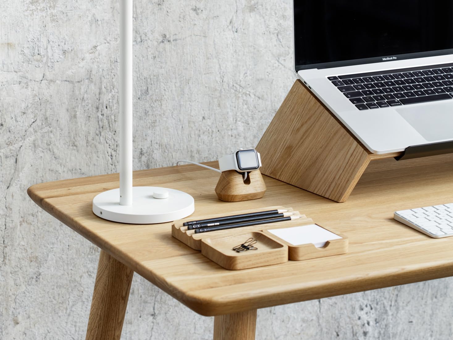 Oakywood Supporto per caricabatterie per orologi - Legno naturale - Impugnatura magnetica - Compatibile con MagSafe e tutti i modelli di Apple Watch - 5,3x7,5x8,2cm/2,1x3x3,2' - Quercia