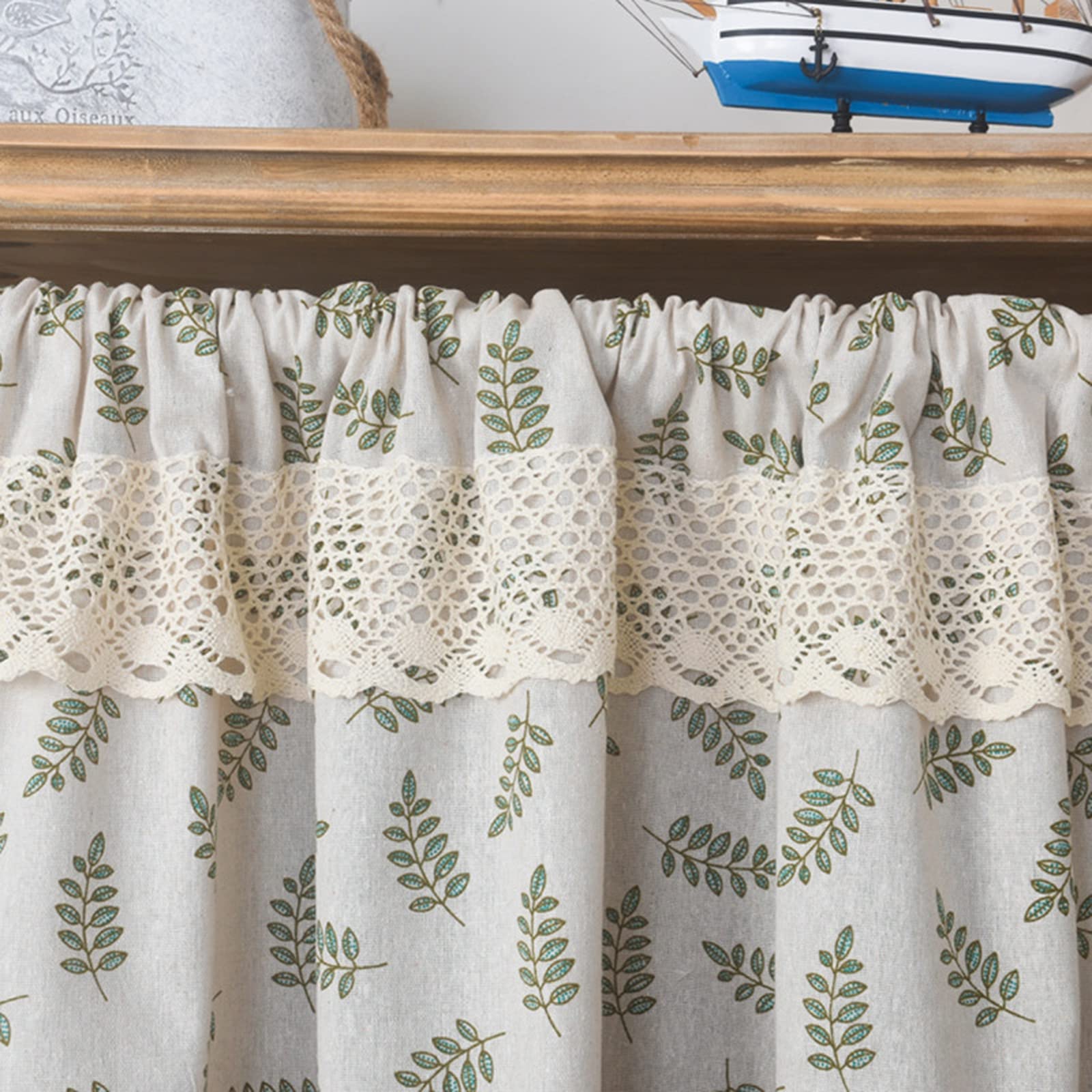 Cortinas de cenefa para ventana que visten estancias pequeñas con elegancia